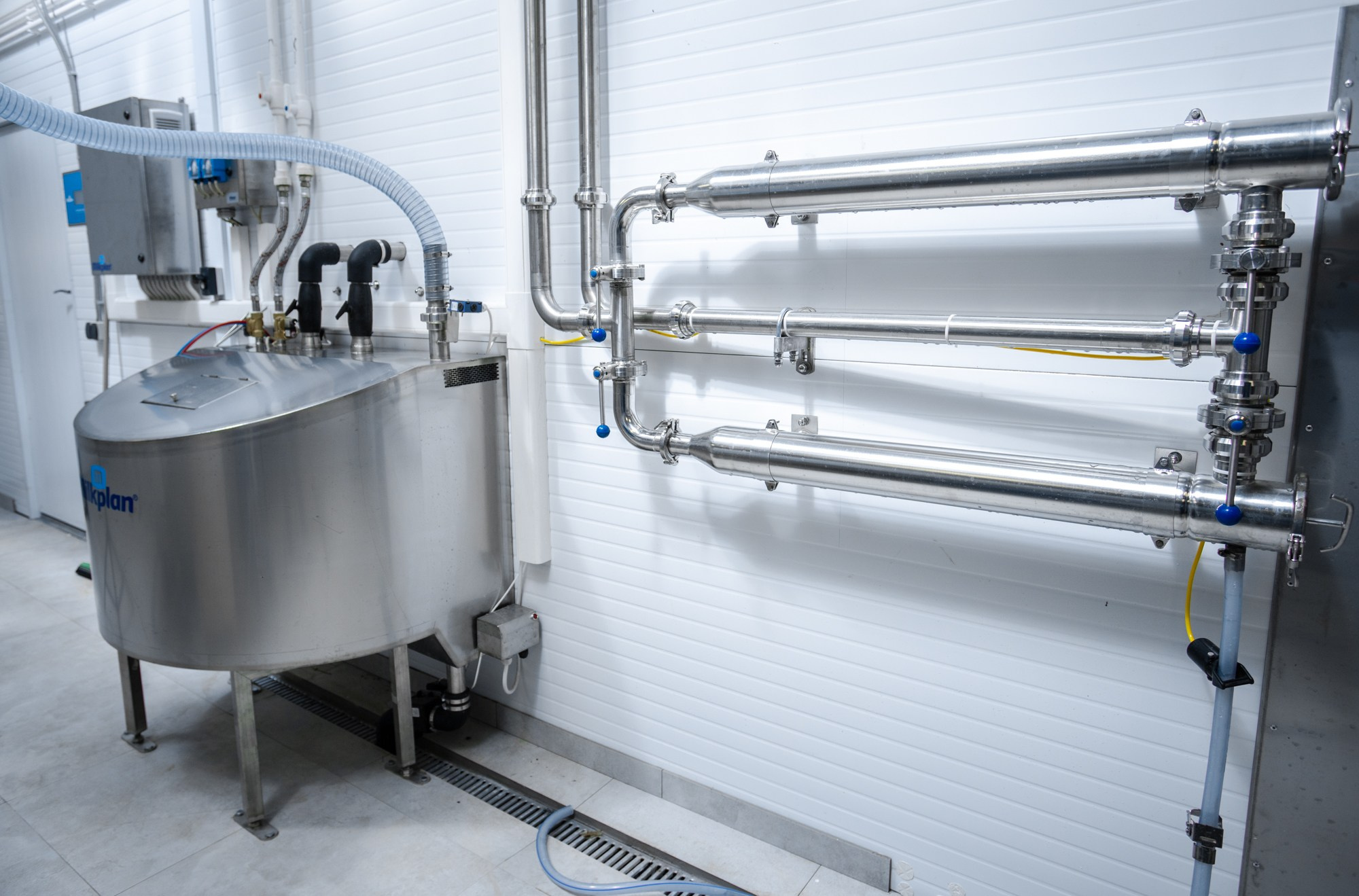 Оборудование хранения молока. Репортажный, промышленный и маркетплейс-фотограф Дмитрий Чернат