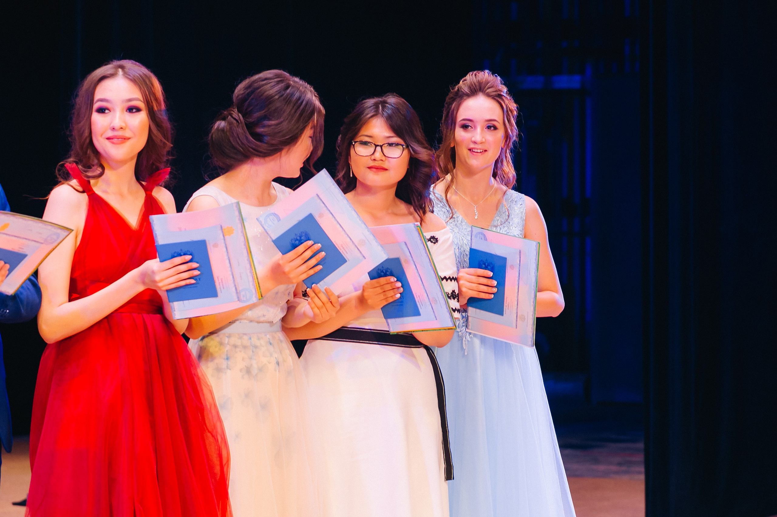 Вручение аттестатов 14 Гимназия. Свадебный и семейный фотограф в Улан-Удэ