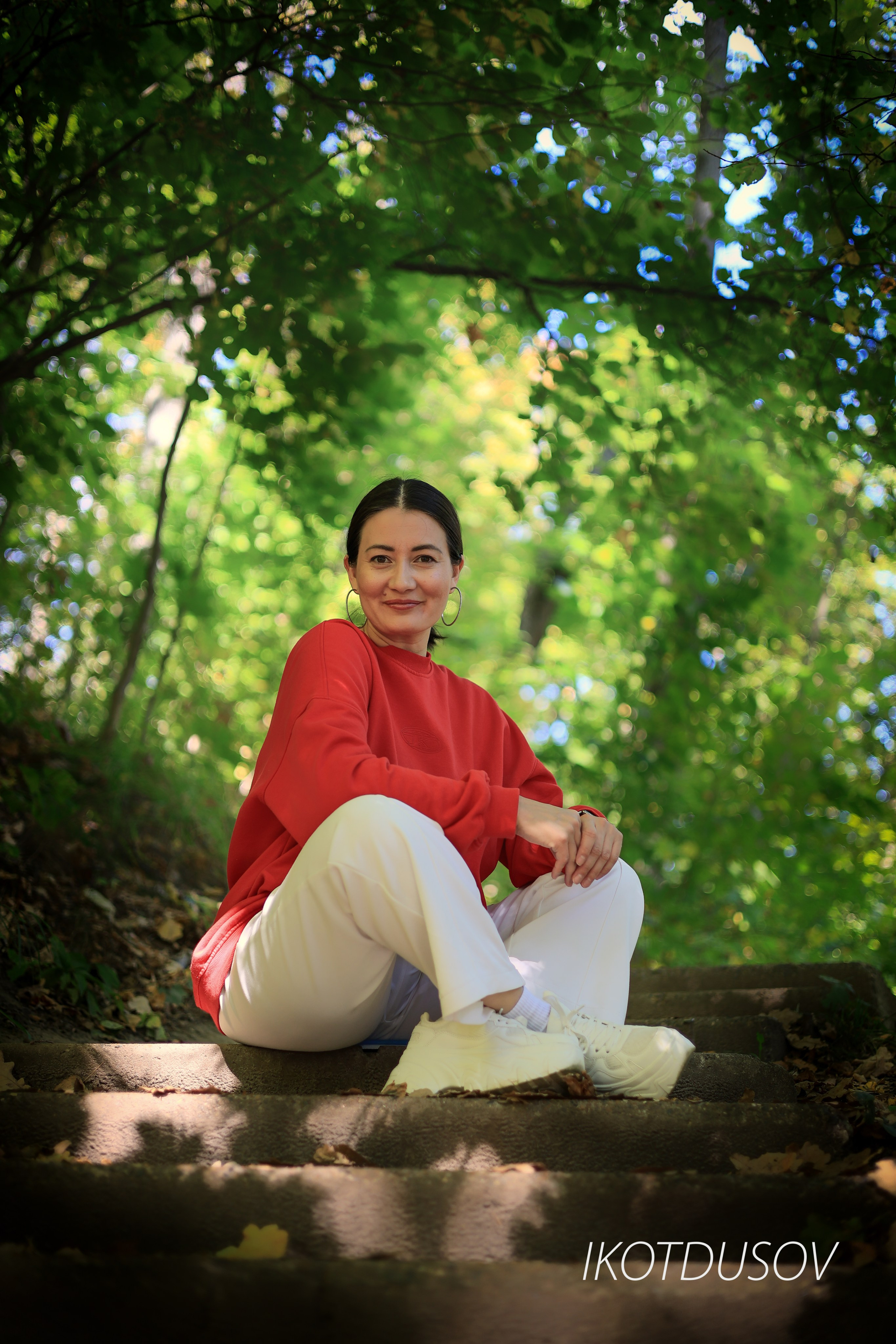 Фотограф Илнар Котдусов - портрет девушки сидящей на лестнице в лесу.