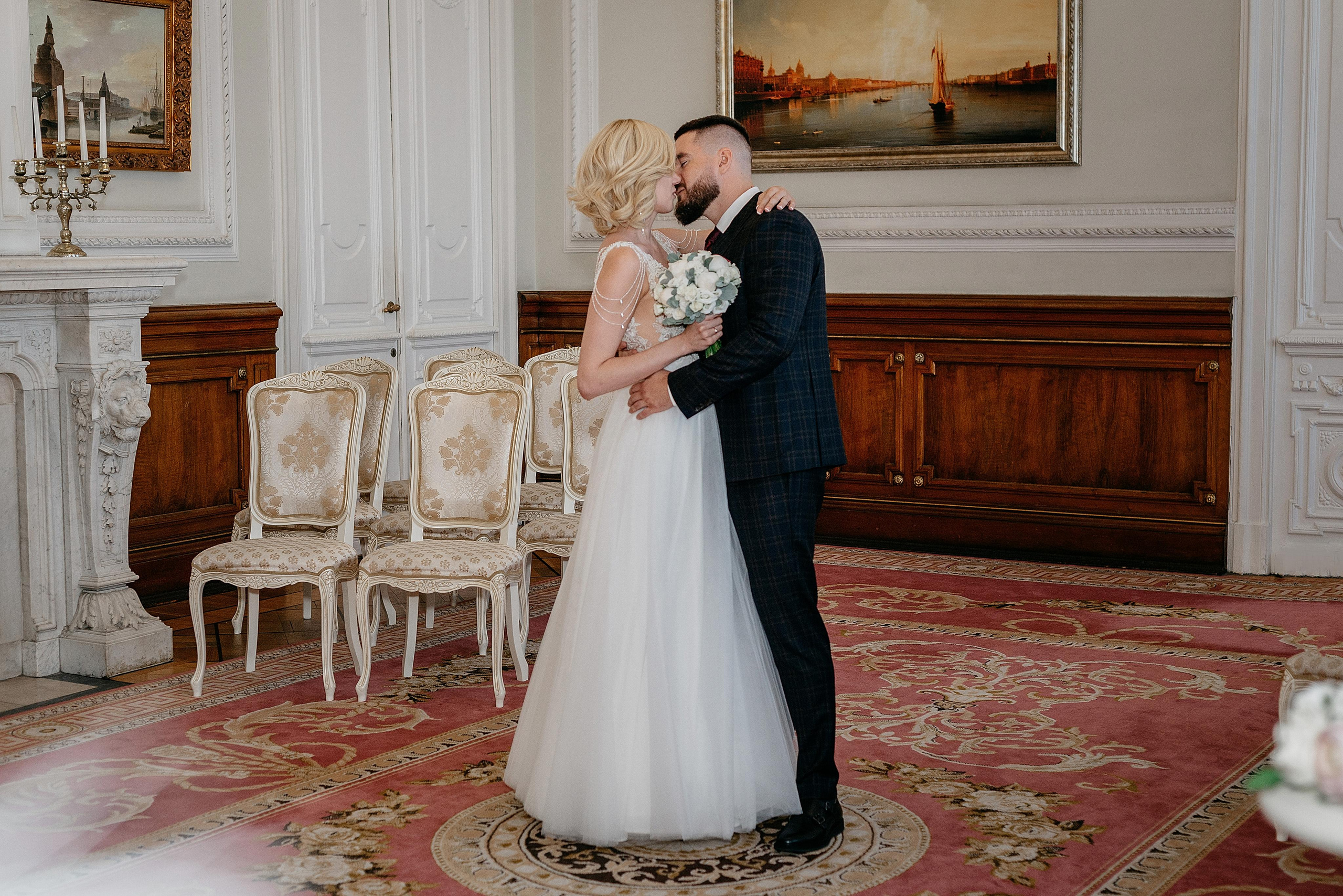 Юлия и Михаил: Первый дворец, дом Зингера, прогулка. Душевный фотограф в Санкт-Петербурге. Свадебные и семейные фотосессии