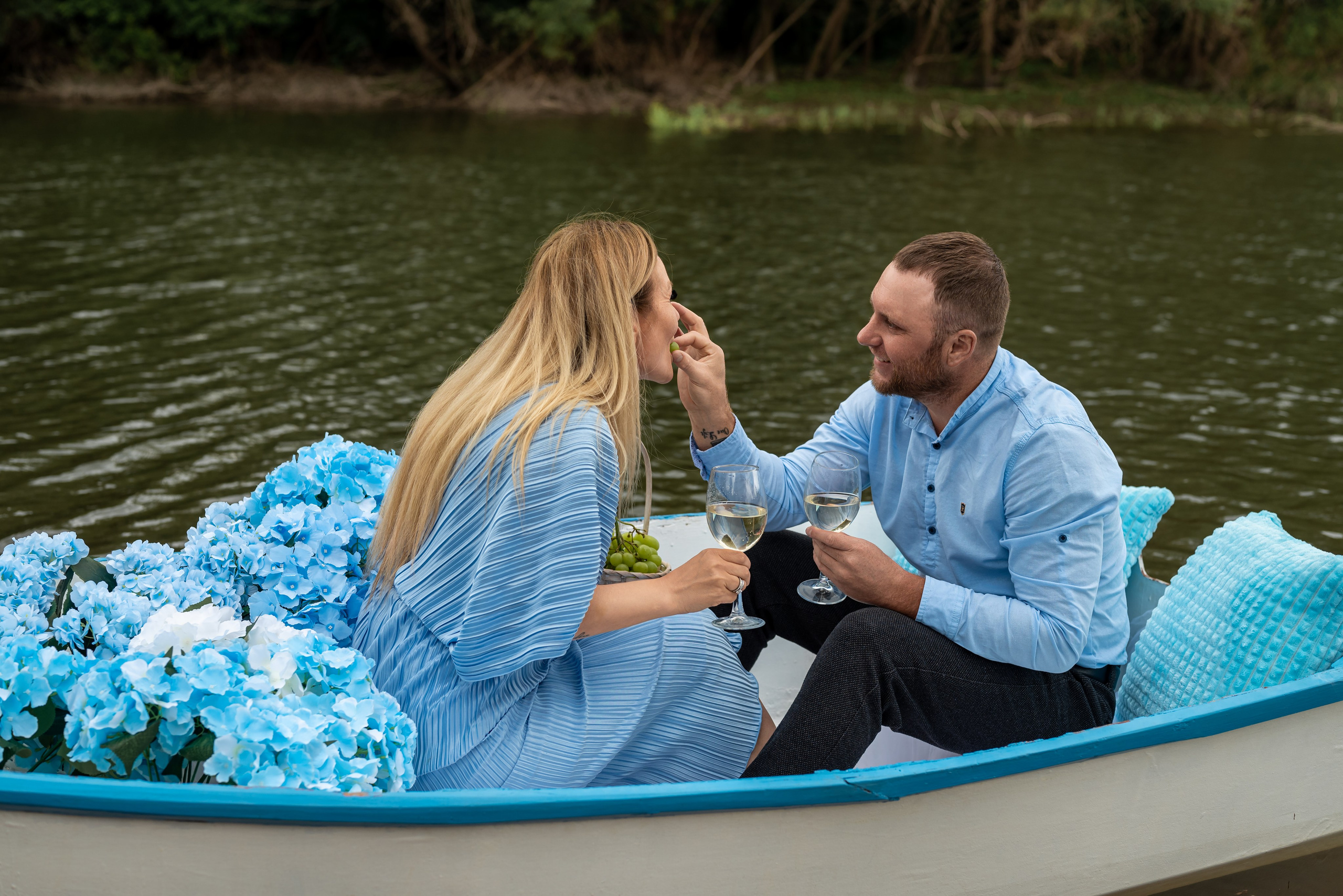 Фотопроект на лодке с голубыми гортензиями. Фотограф в городе Салават