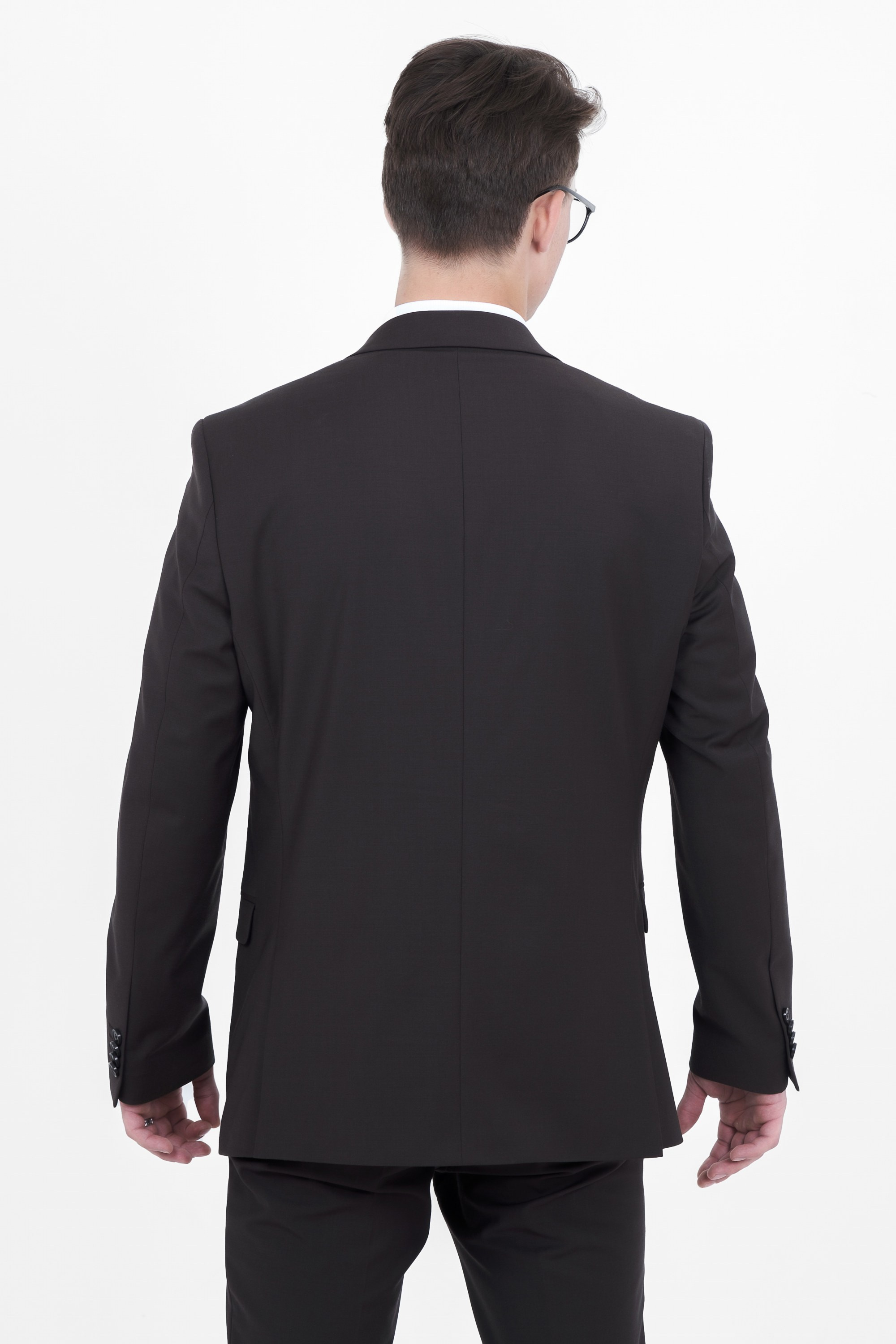 Молодой человек стоит в чёрном костюме и в очках Вид сзади. Фото для маркетплейсов