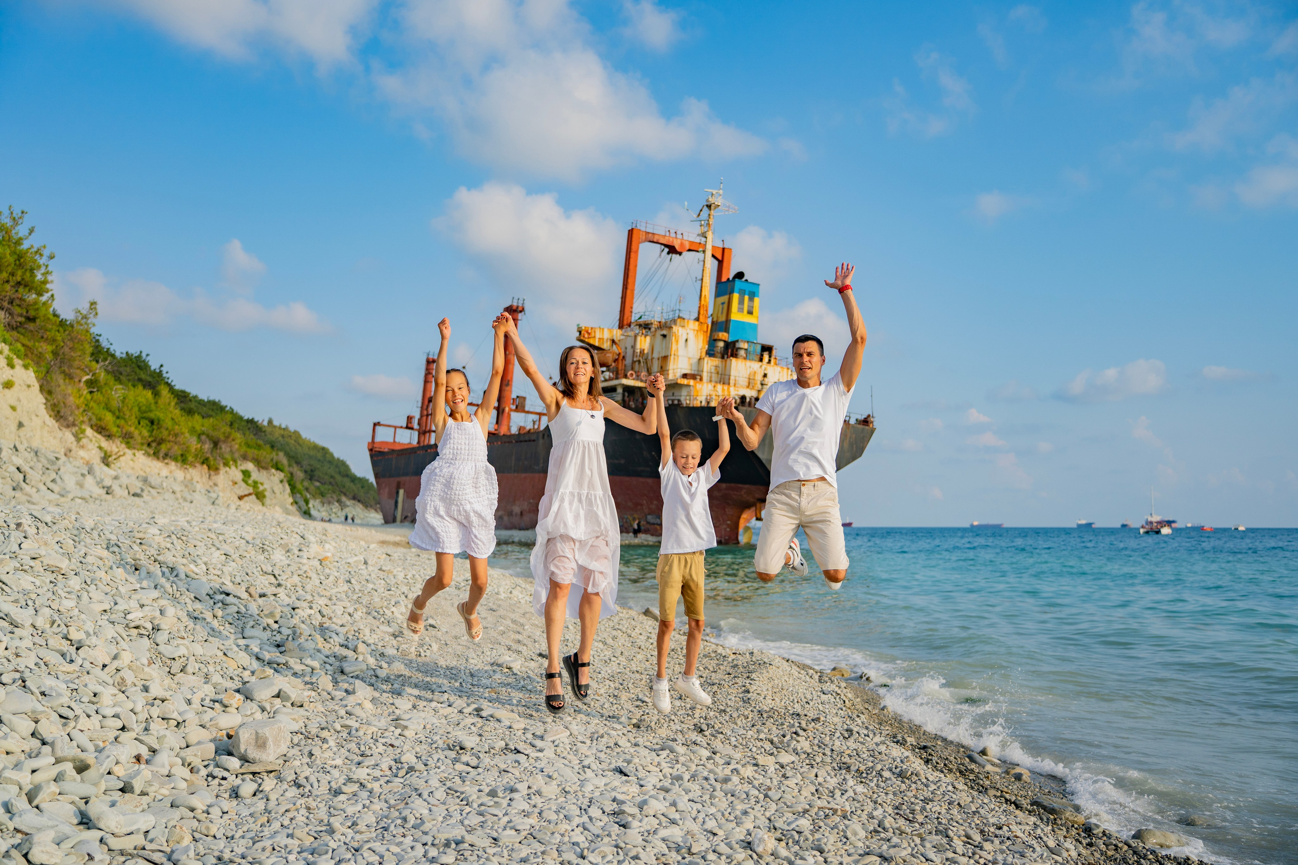 Фотосессия-поход к сухогрузу Рио. Семейный и детский фотограф Екатерина Черняева. Снимаю портреты, love story, фотопрогулки, работаю на улице, в кафе, студии, дома у клиента