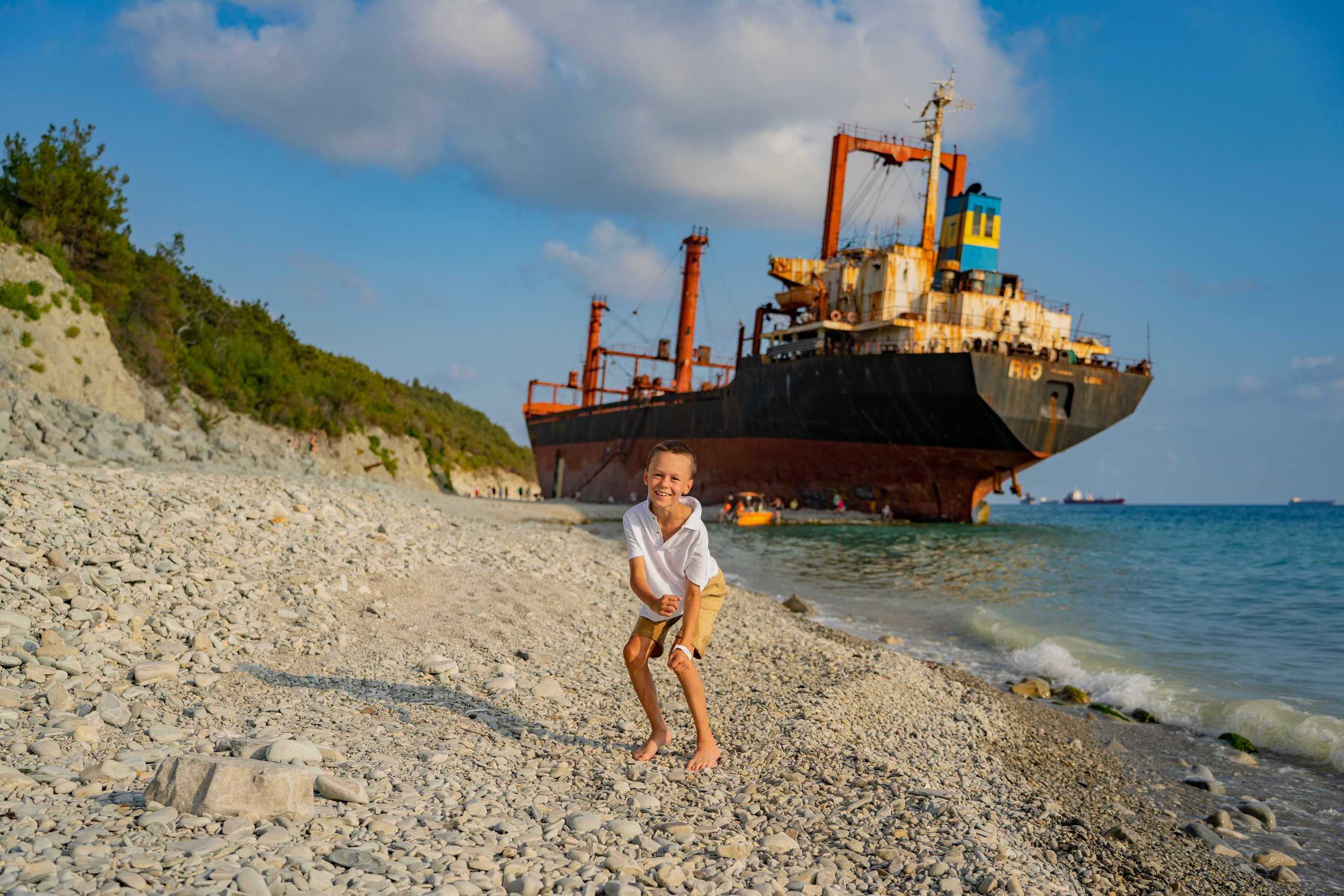 Фотосессия-поход к сухогрузу Рио. Семейный и детский фотограф Екатерина Черняева. Снимаю портреты, love story, фотопрогулки, работаю на улице, в кафе, студии, дома у клиента