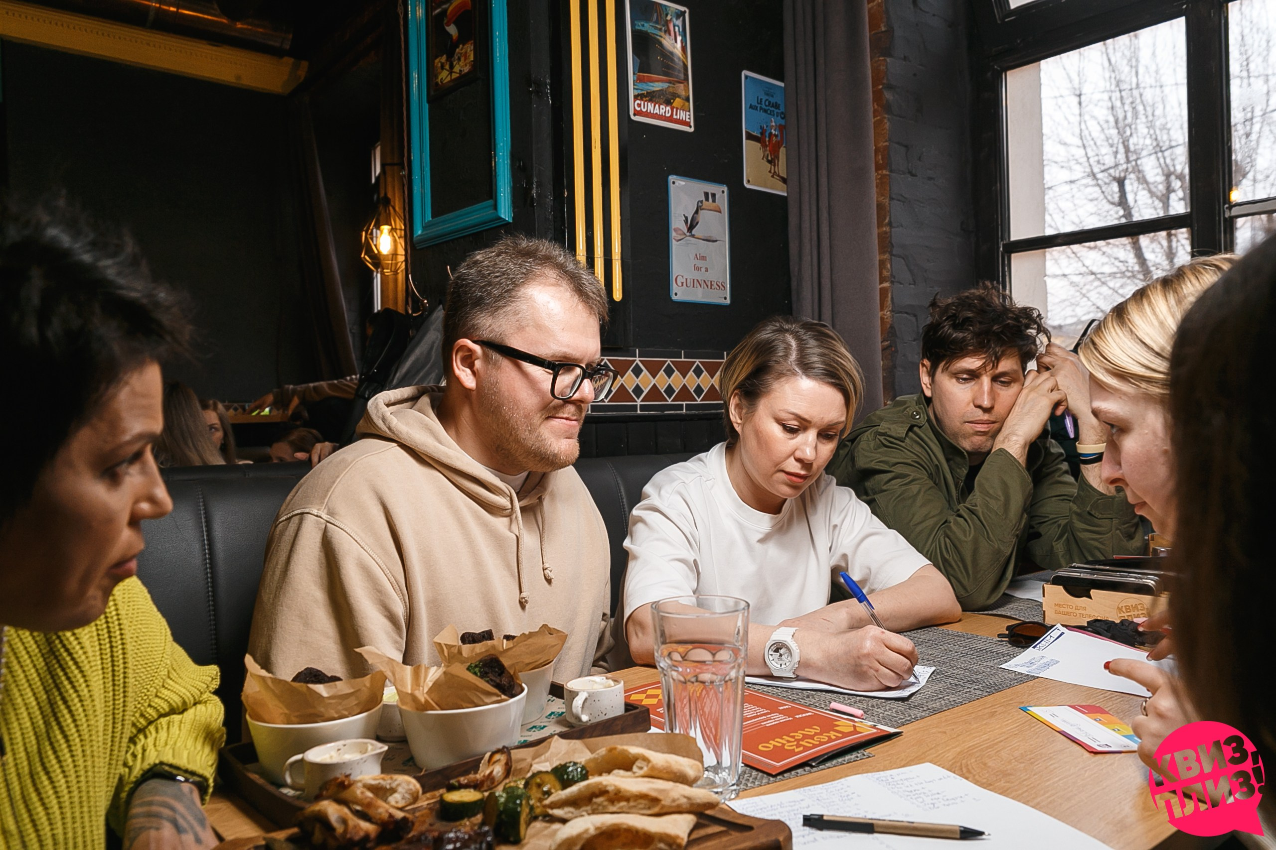 Квиз Плиз в Харатс Пабе. Событийный фотограф Максим Бескоровайновнов