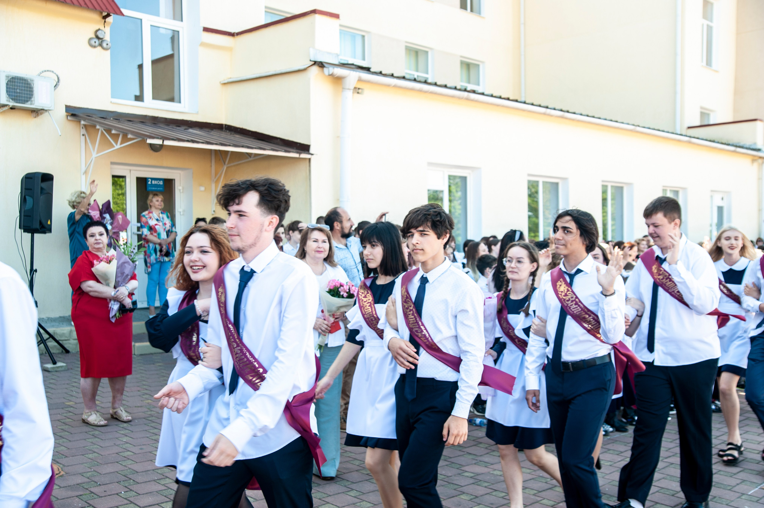 Последний Звонок МАОУ СОШ № 17 им. Эдуарда Есаяна — Архипо-Осиповка. Свадебный и семейный фотограф Денис Лукьянов в Краснодаре, Краснодарском крае и Республике Крым
