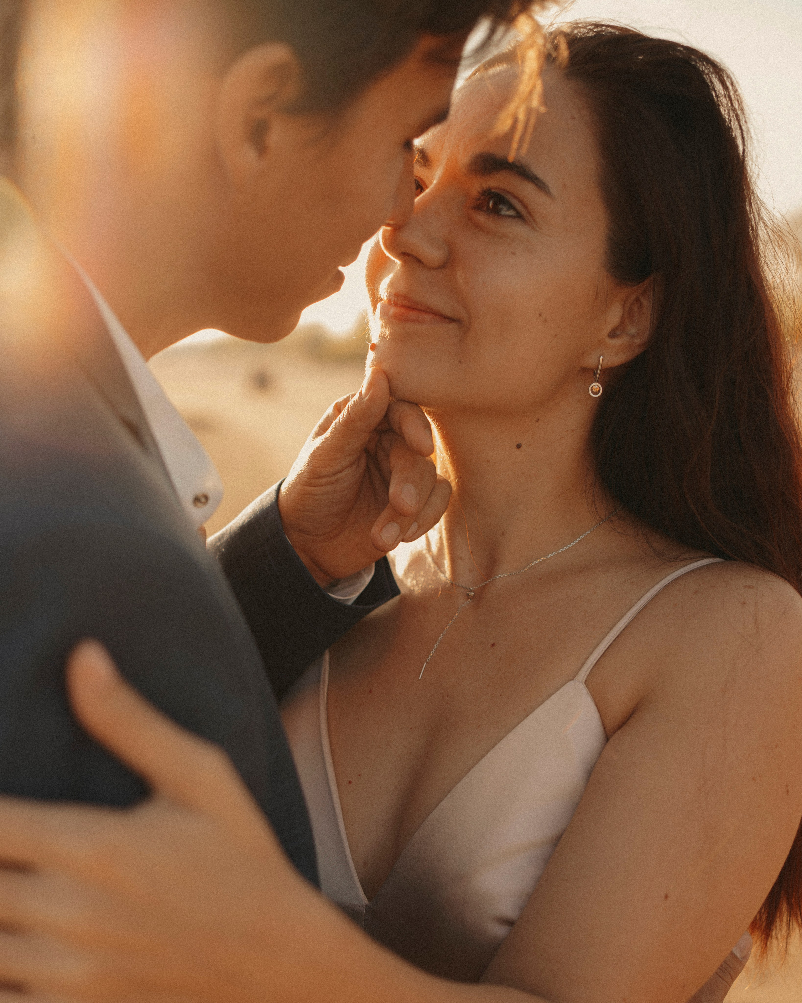 Love Story в свадебных нарядах на берегу реки. Портретный фотограф в Казани, Красной Поляне и Сочи Анна Кузнецова