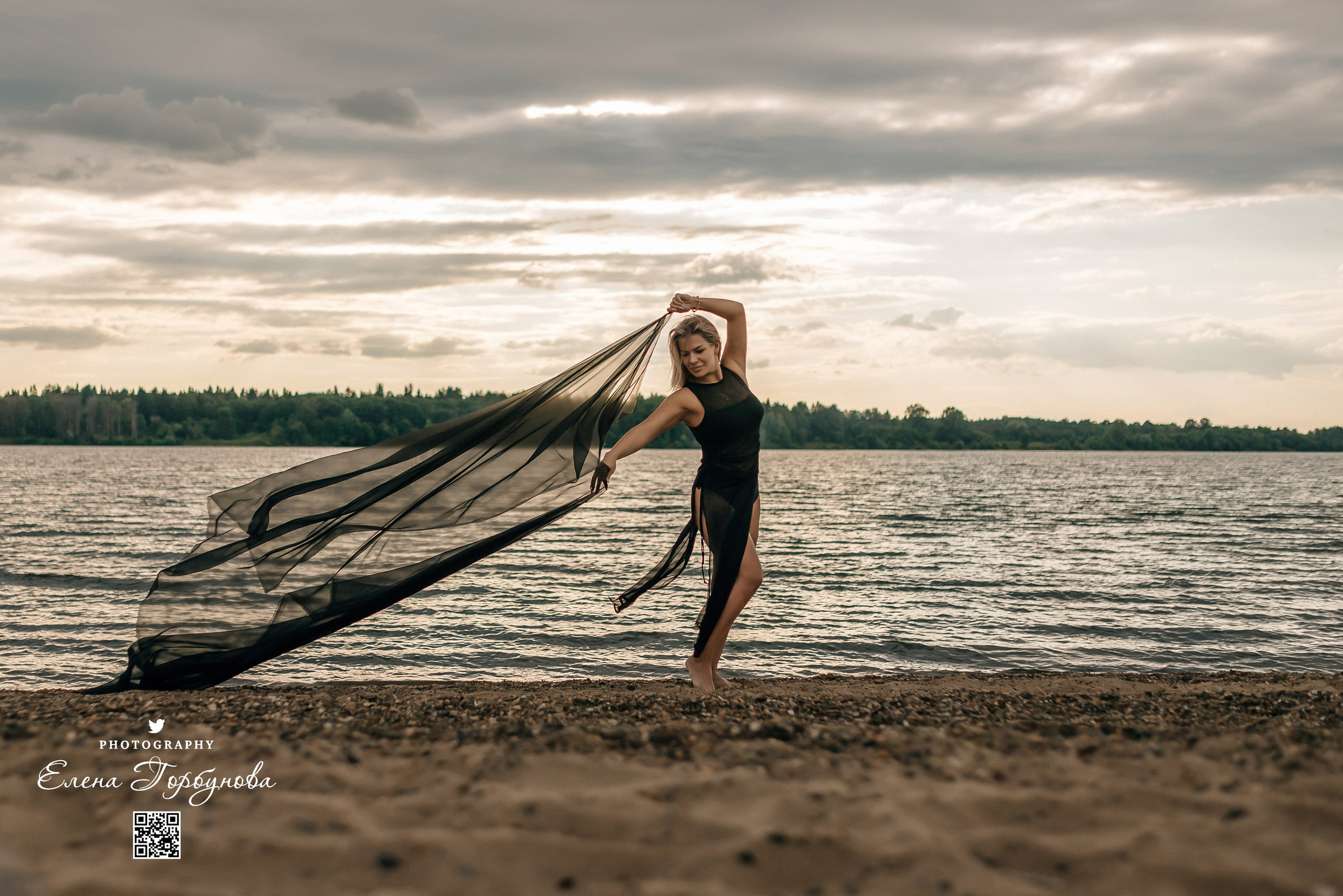 Черная серия с тканью. Набережная. Александра и Таисия. Июль 2025 г. Фотограф Пермь. Свадьбы. Семья и дети, школа, д. сад. Фотокниги
