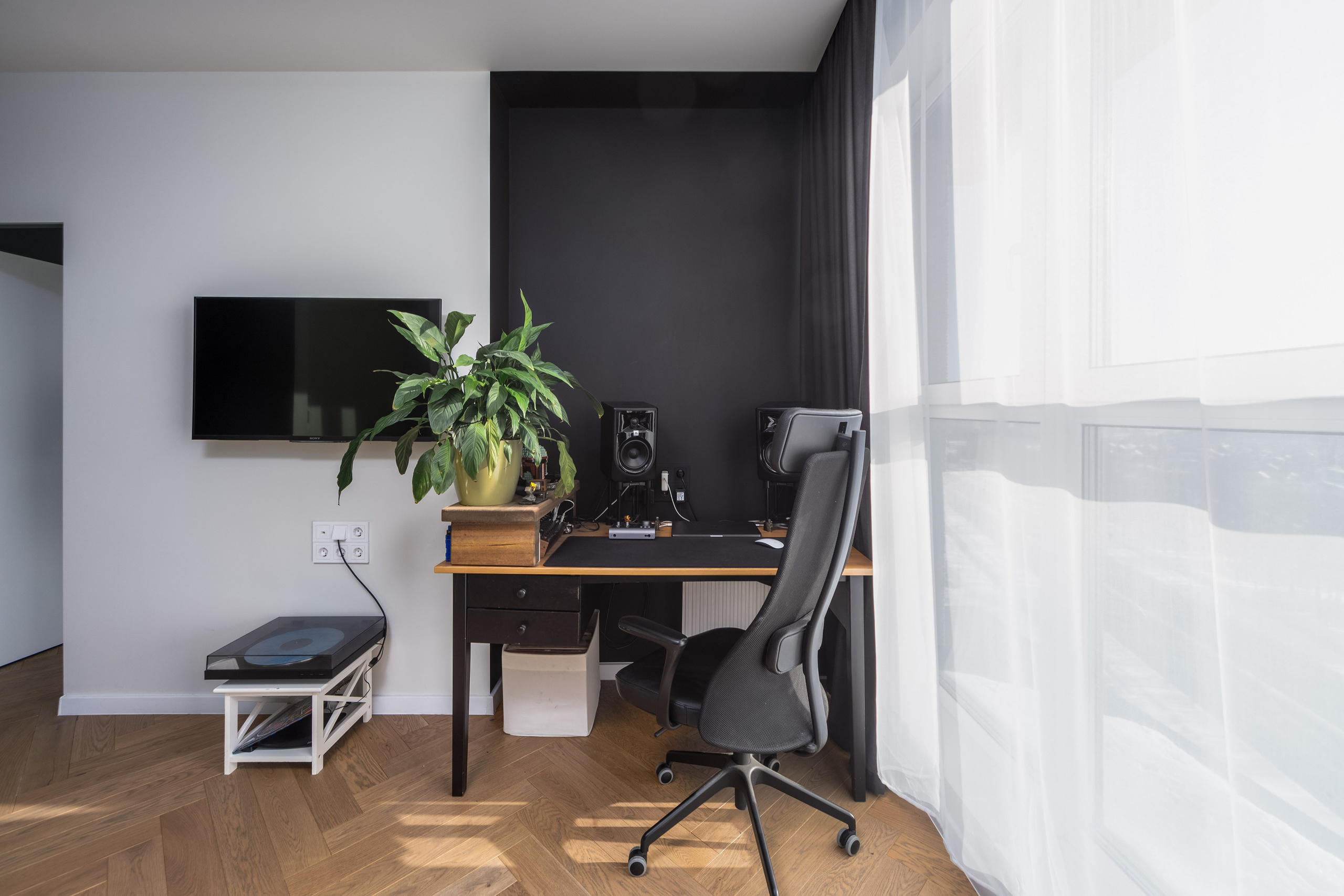 Рабочая зона в гостиной двухкомнатной квартиры в ЖК Минск Мир