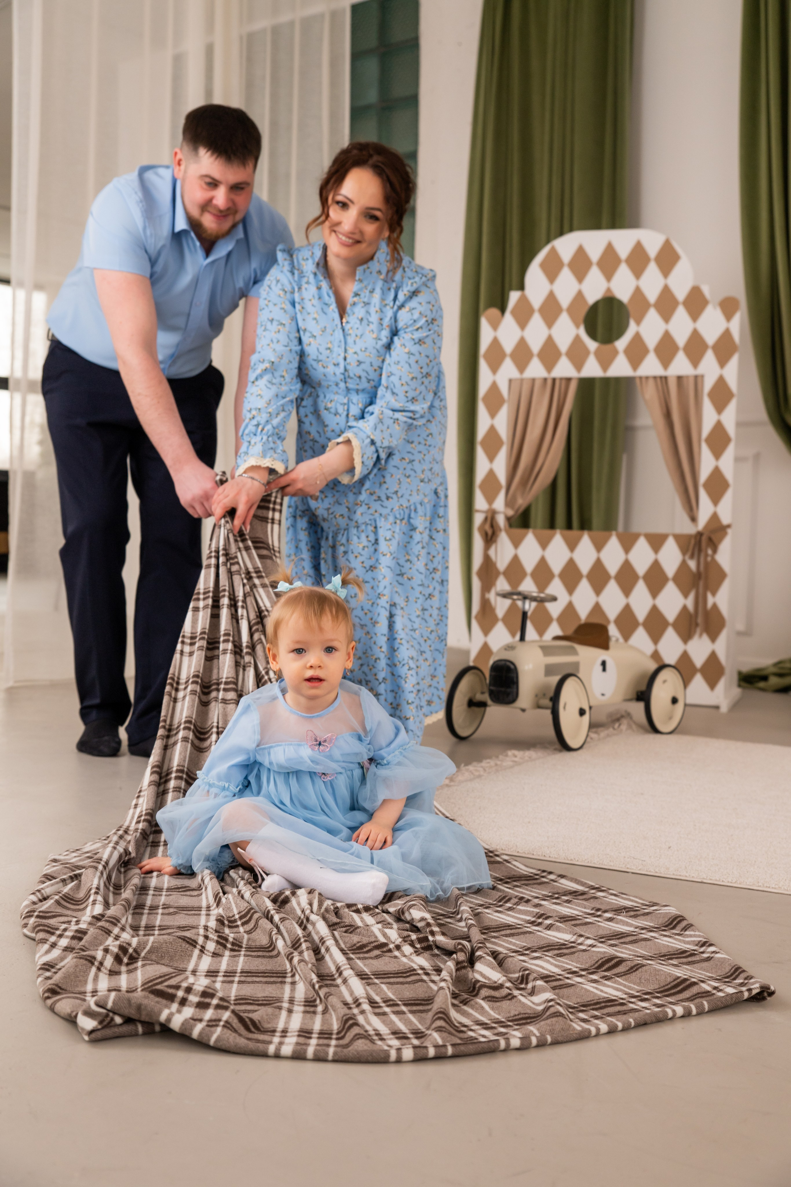 Александр и Анастасия и доченька Юлечка (1). Я Ольга Казанцева, фотографирую снимаю ваши киноистории и печатаю фото и цифровые портреты на холсте