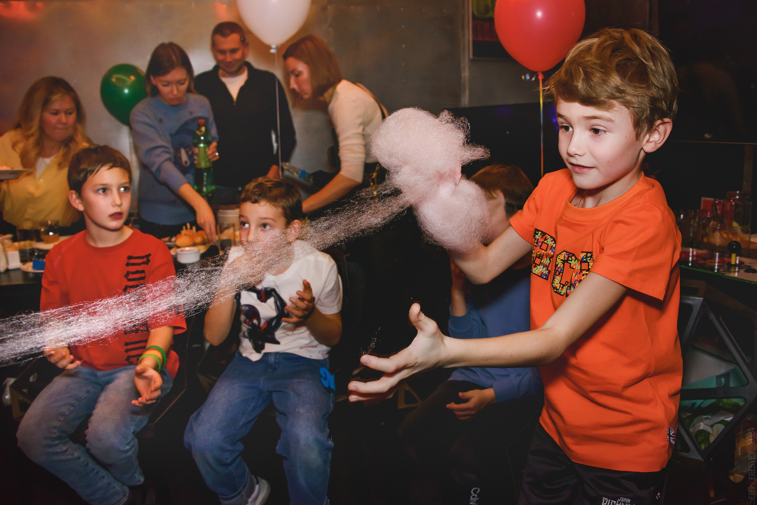 День рождения — шоу 2024-25: мафия, сахарная вата, бумажная дискотека, пиньята, зеркальный лабиринт. Ваш фотограф на праздник в Москве, Раменском, Жуковском, Люберцах