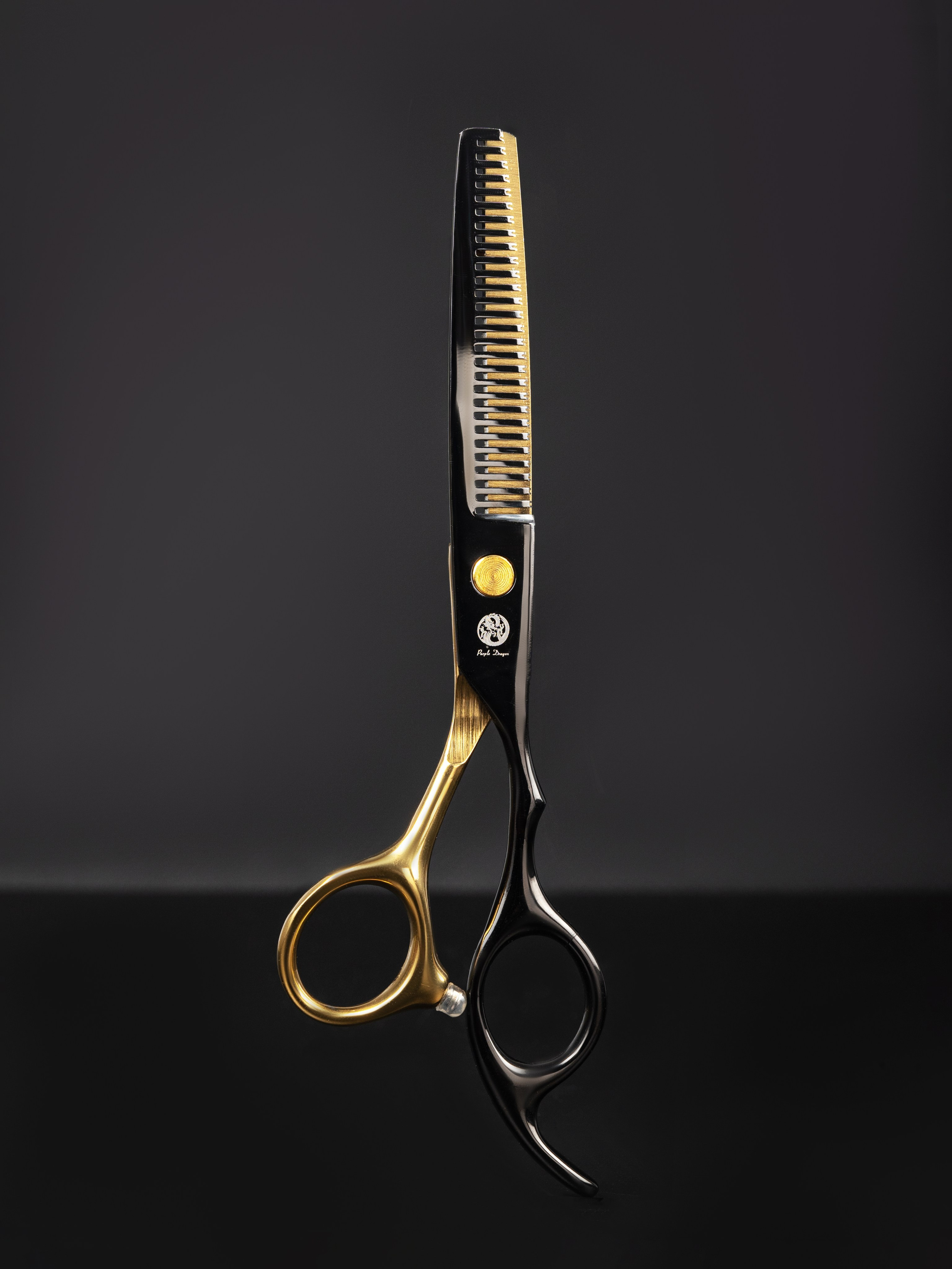 набор парикмахерский , ножницы, рекламное фото на сером бетонном фоне