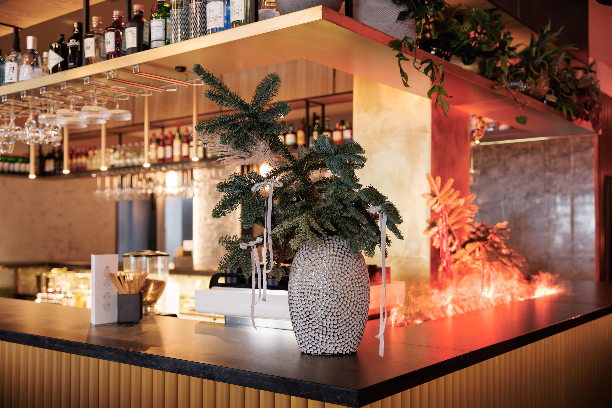 Фотограф для интерьерной съемки ресторана. Контент для бизнеса в Екатеринбурге Полдень Медиа