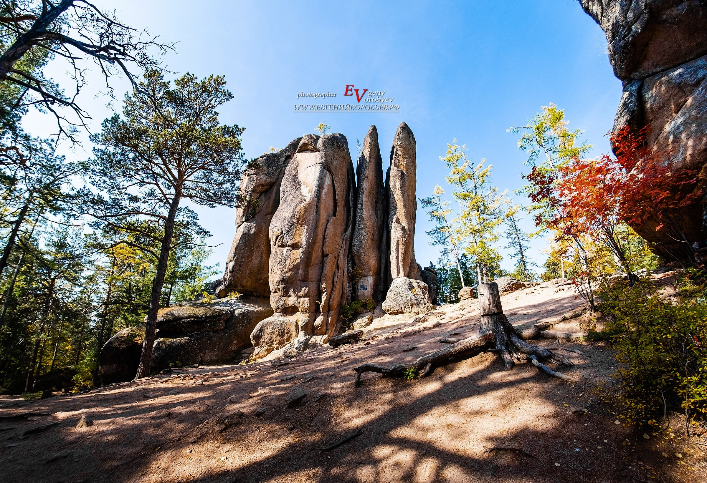 Экскурсия национальный парк заповедник Красноярские столбы цена заказать забронировать фото тур интересные места достопримечательности что посмотреть где побывать в Красноярске  Туристический маршрут центральные столбы скала Перья Дед Львиные ворота первый второй столб Фотосессия фотограф Красноярск природа пейзаж аэросъёмка с FPV дрона квадрокоптера