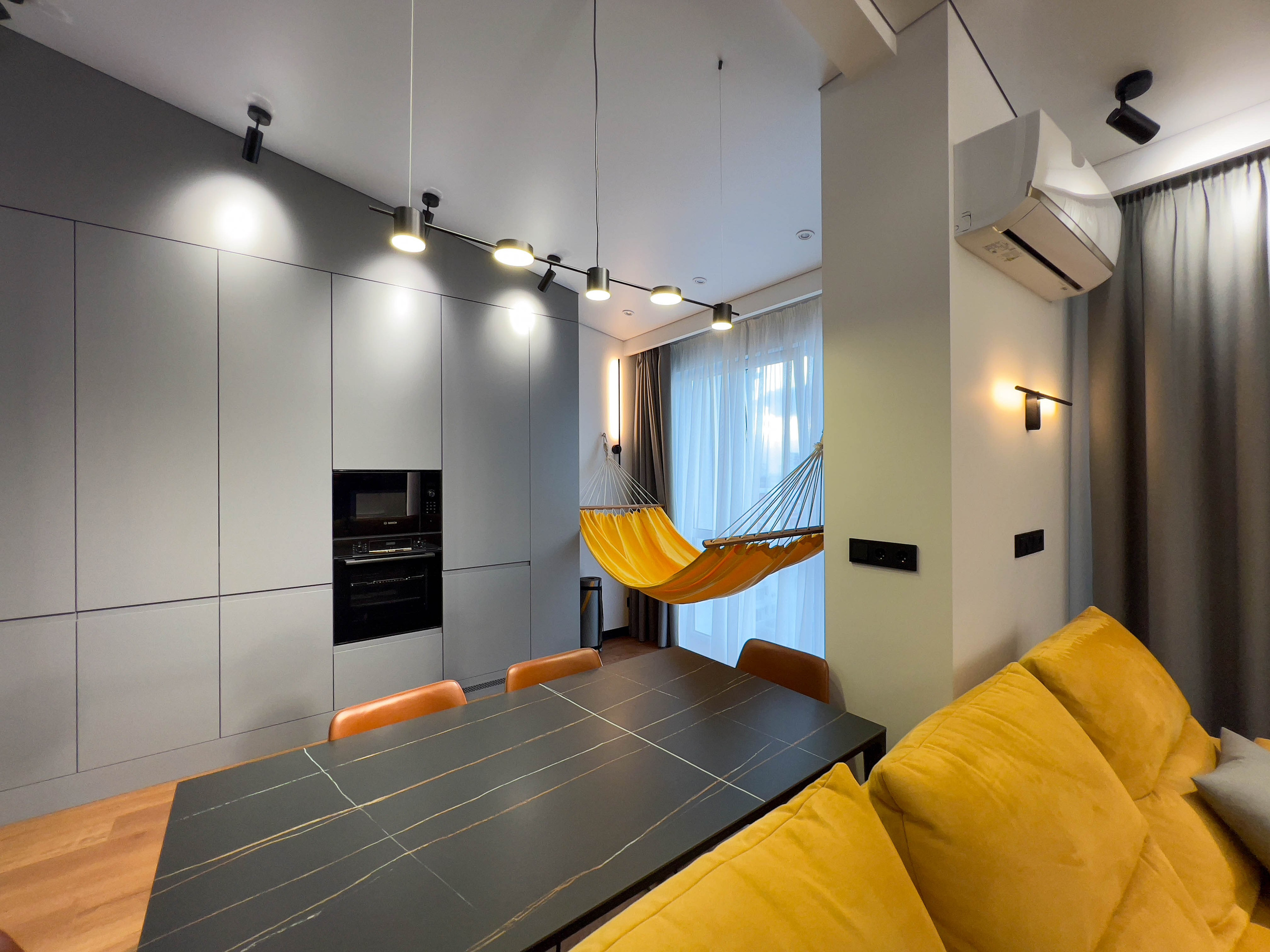 The apartment is on two levels. Fotograf Dmitrii Donets