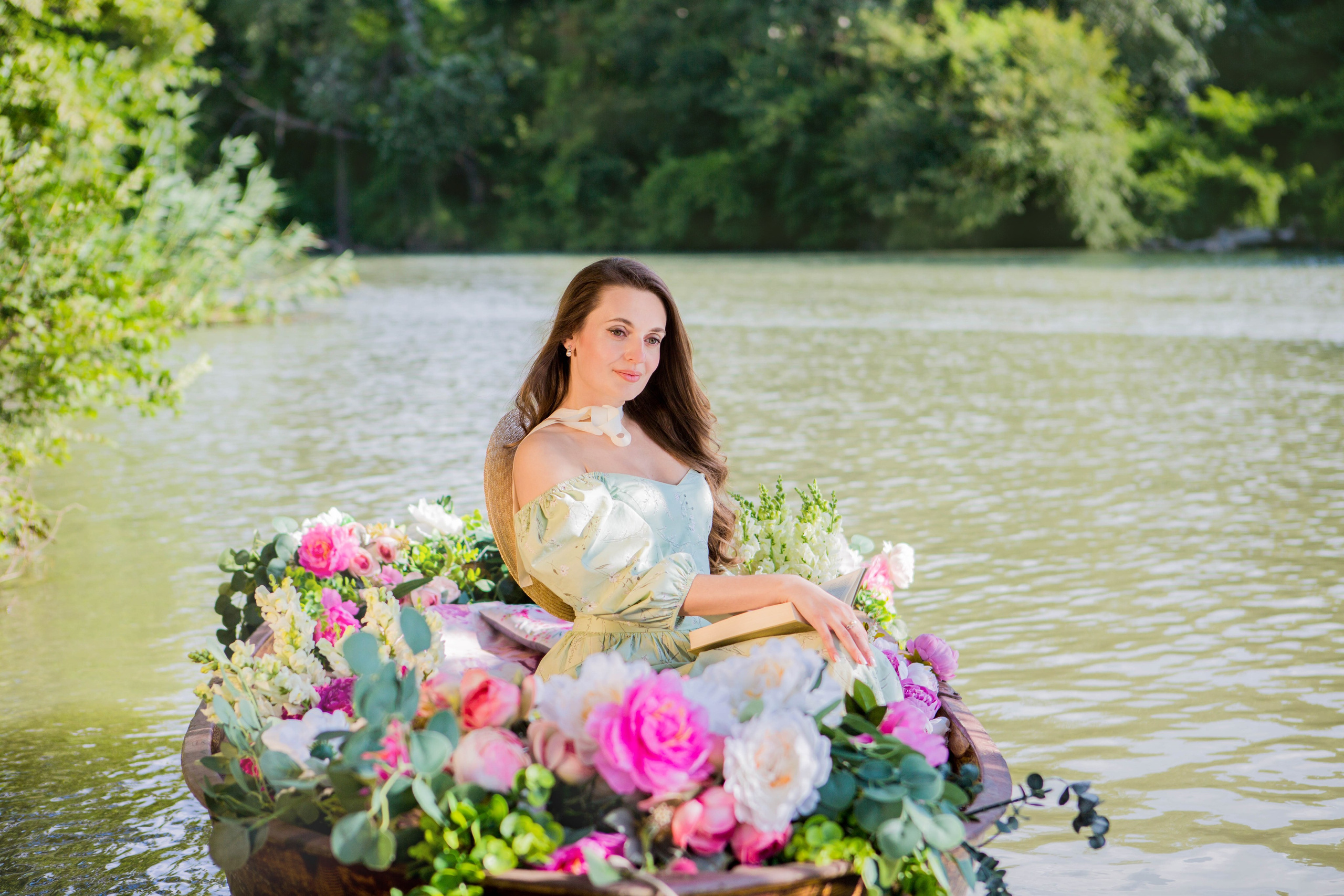 Лодка с пионами. Свадебный семейный и детский фотограф в Краснодаре Карина Федоровская