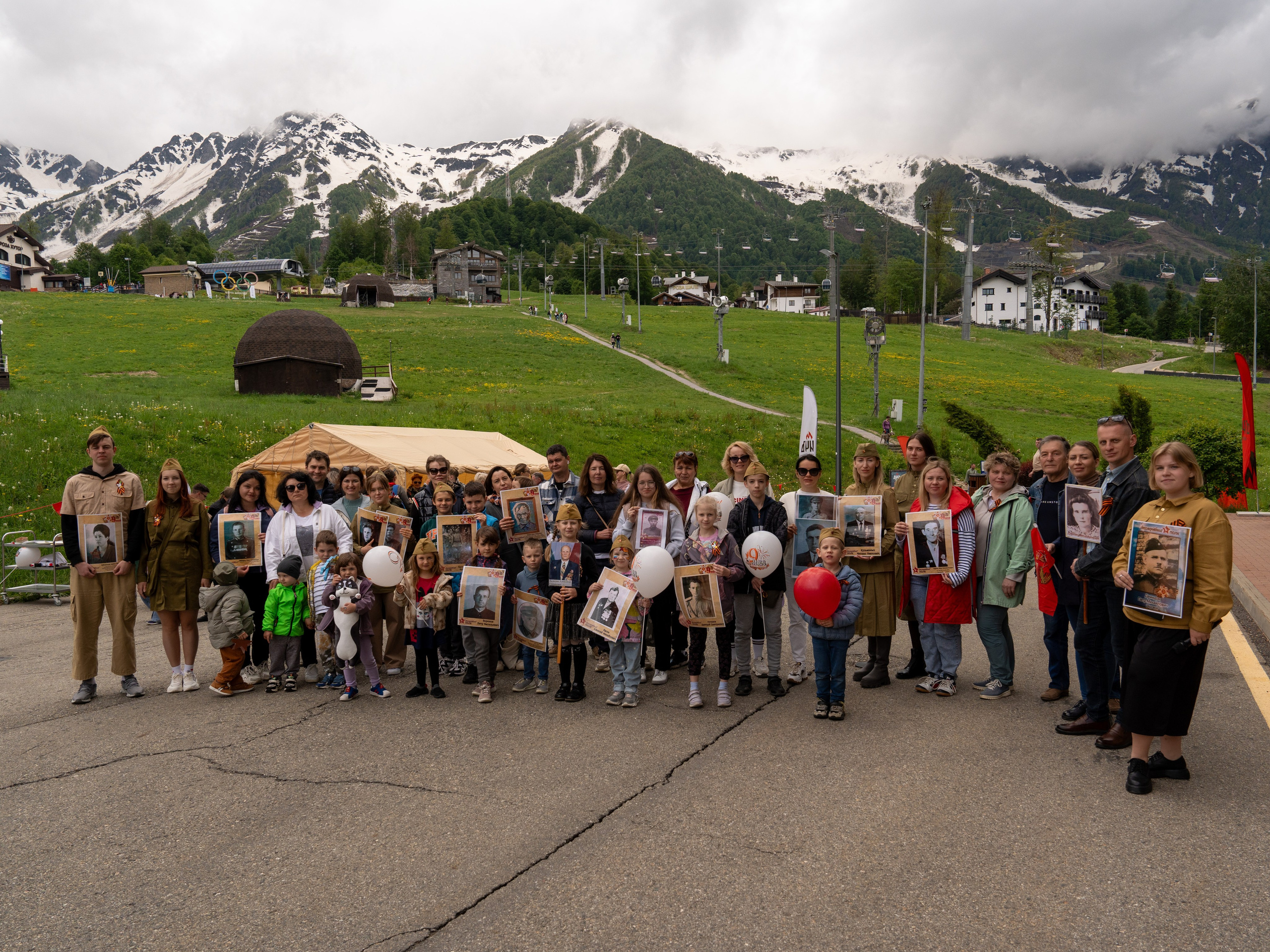 Шествие бессмертного полка 9 мая 2024 Rosa Springs. Репортажный фотограф в Красной Поляне и Сочи Павлюченко Екатерина