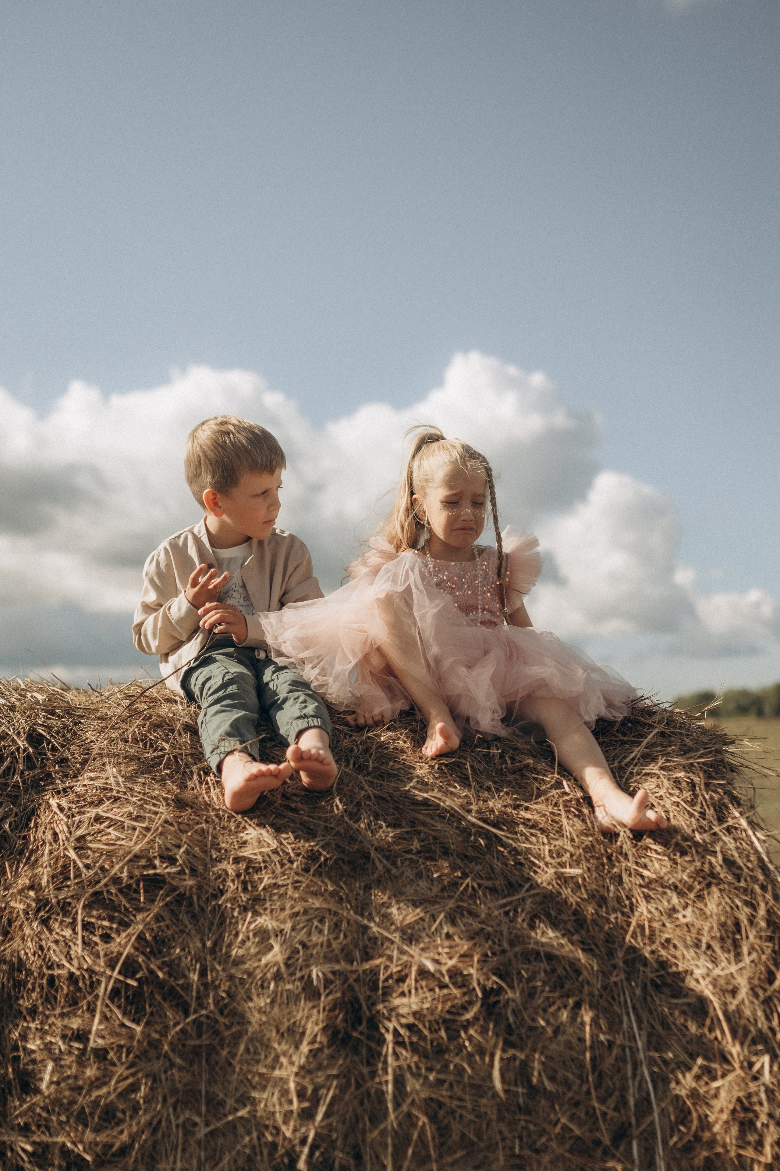 Вика и Миша на сене. Семейный фотограф lifestyle в Новосибирске Елена Шпилевая