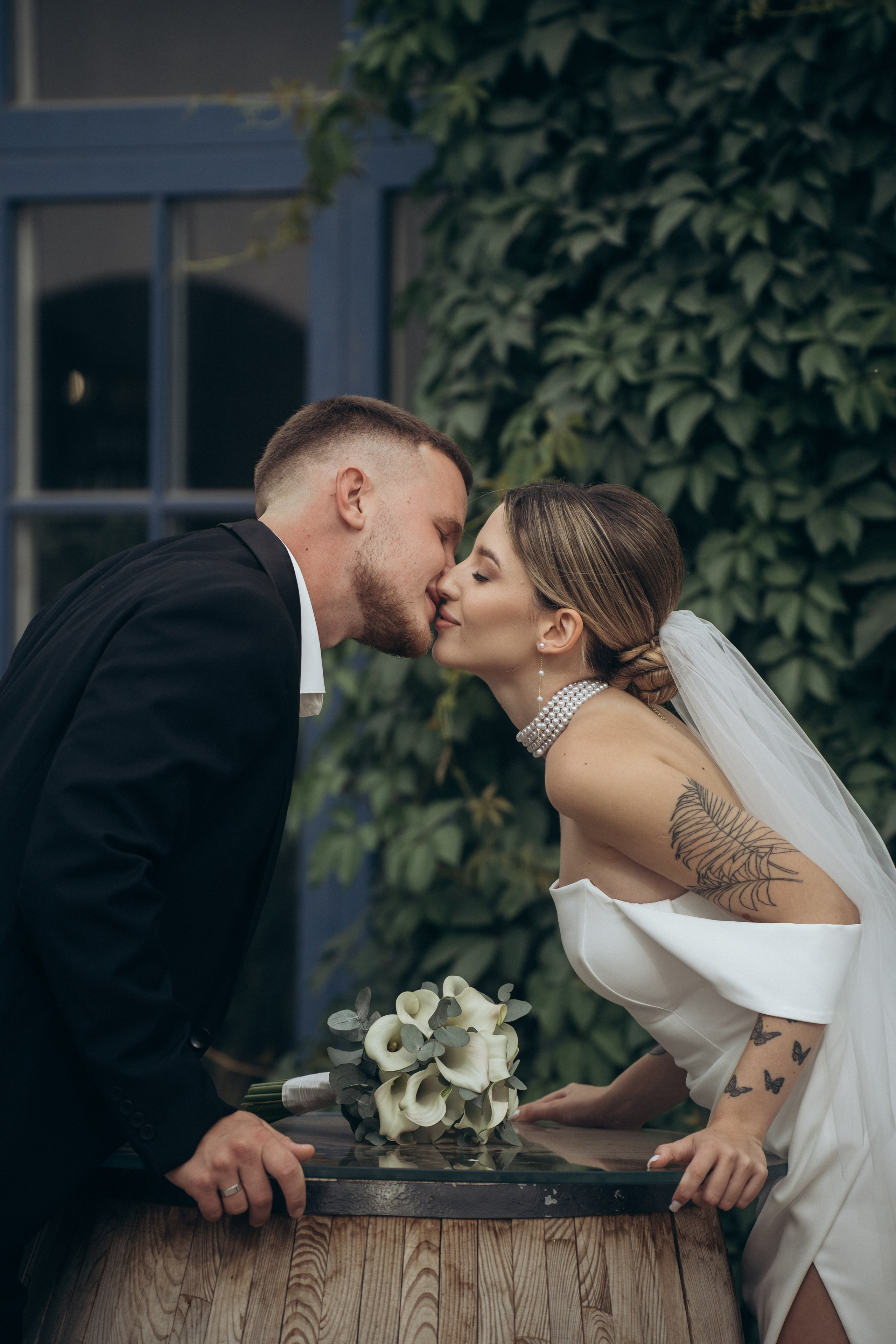 Поцелуй влюбленных среди природы Краснодарского края