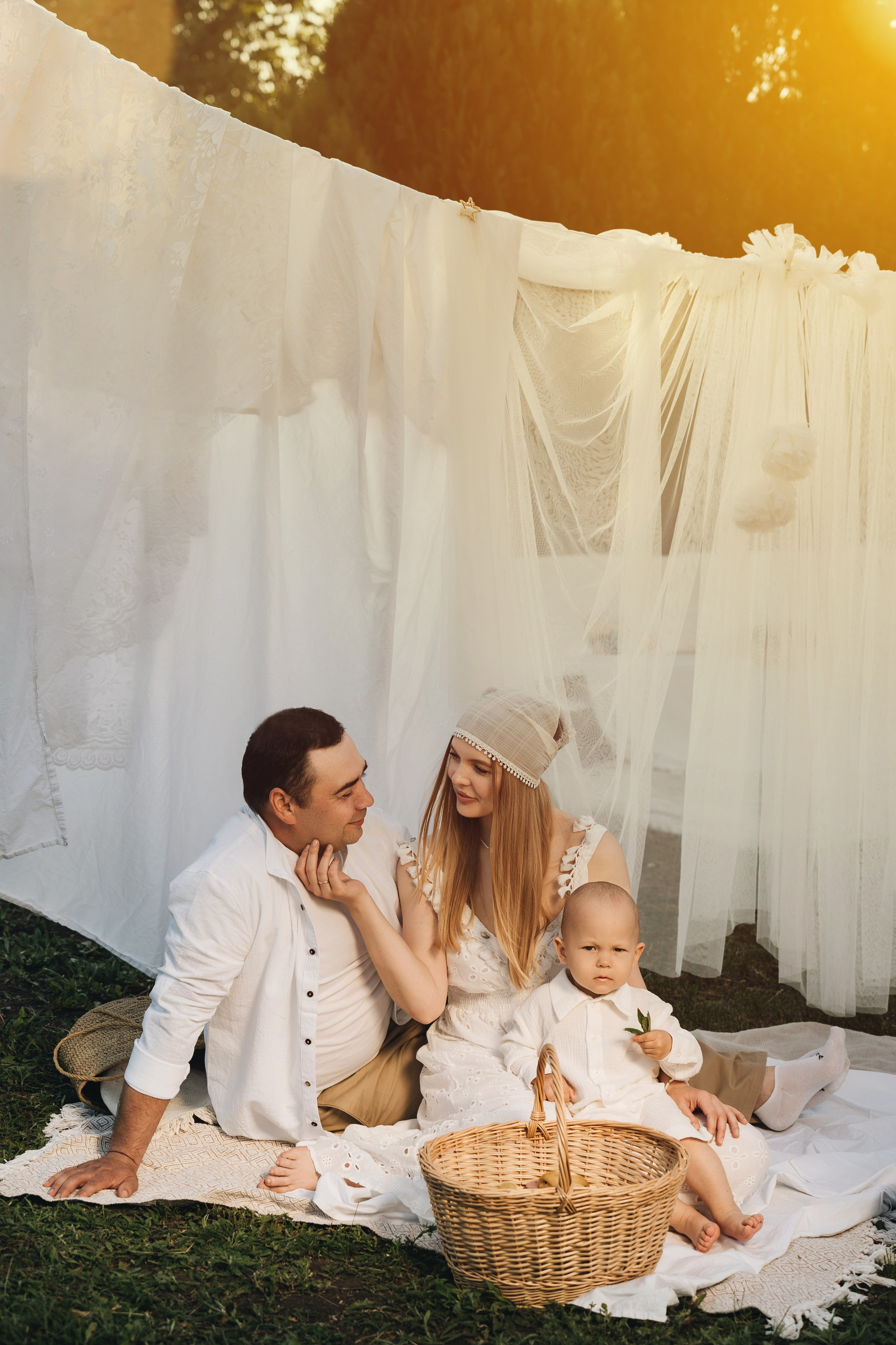 Фотограф Краснодар – Яркие эмоции семьи во время фотосессии с утятами.