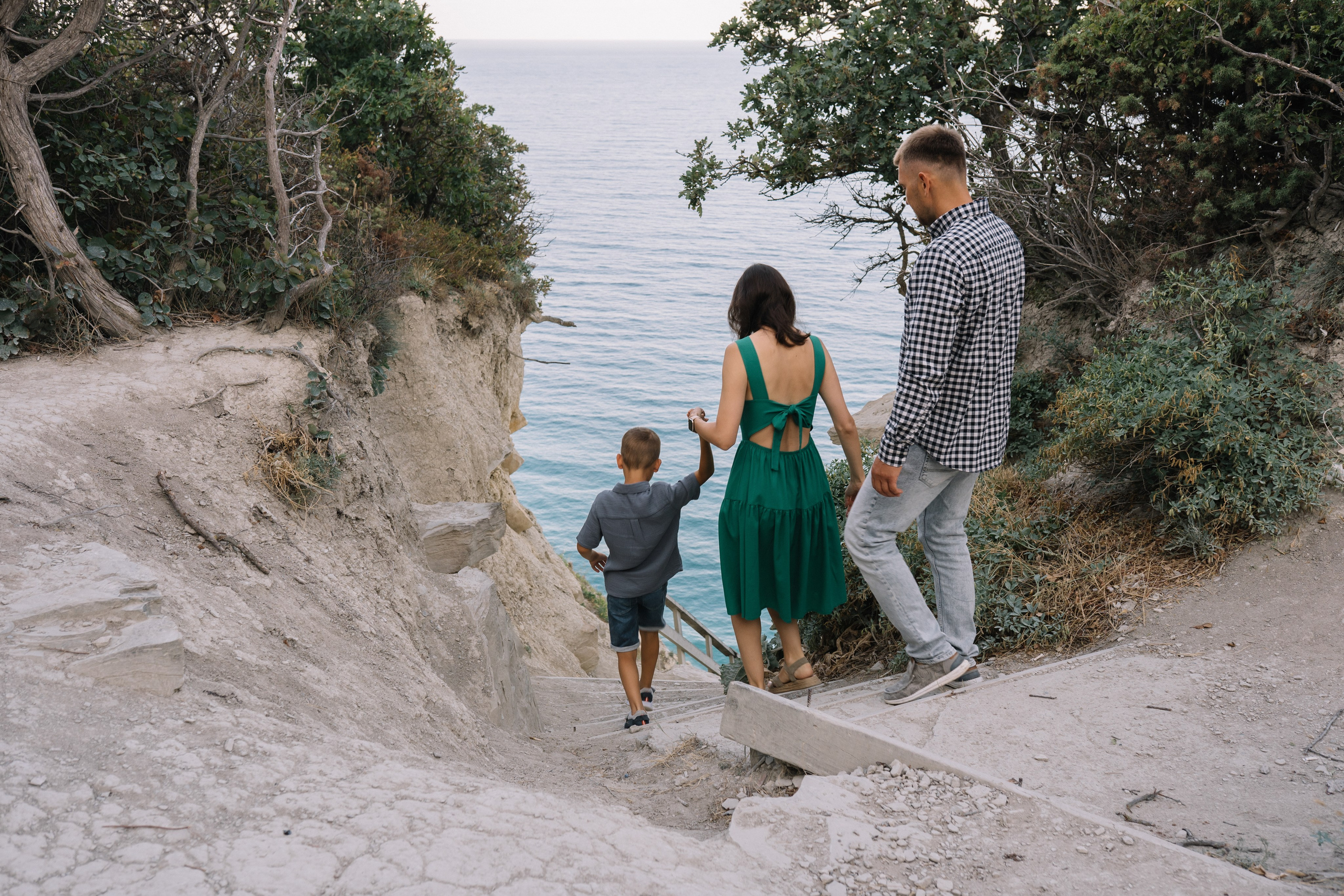 Фотограф Новороссийска снял, как мама и дочка синхронно прыгают через волну