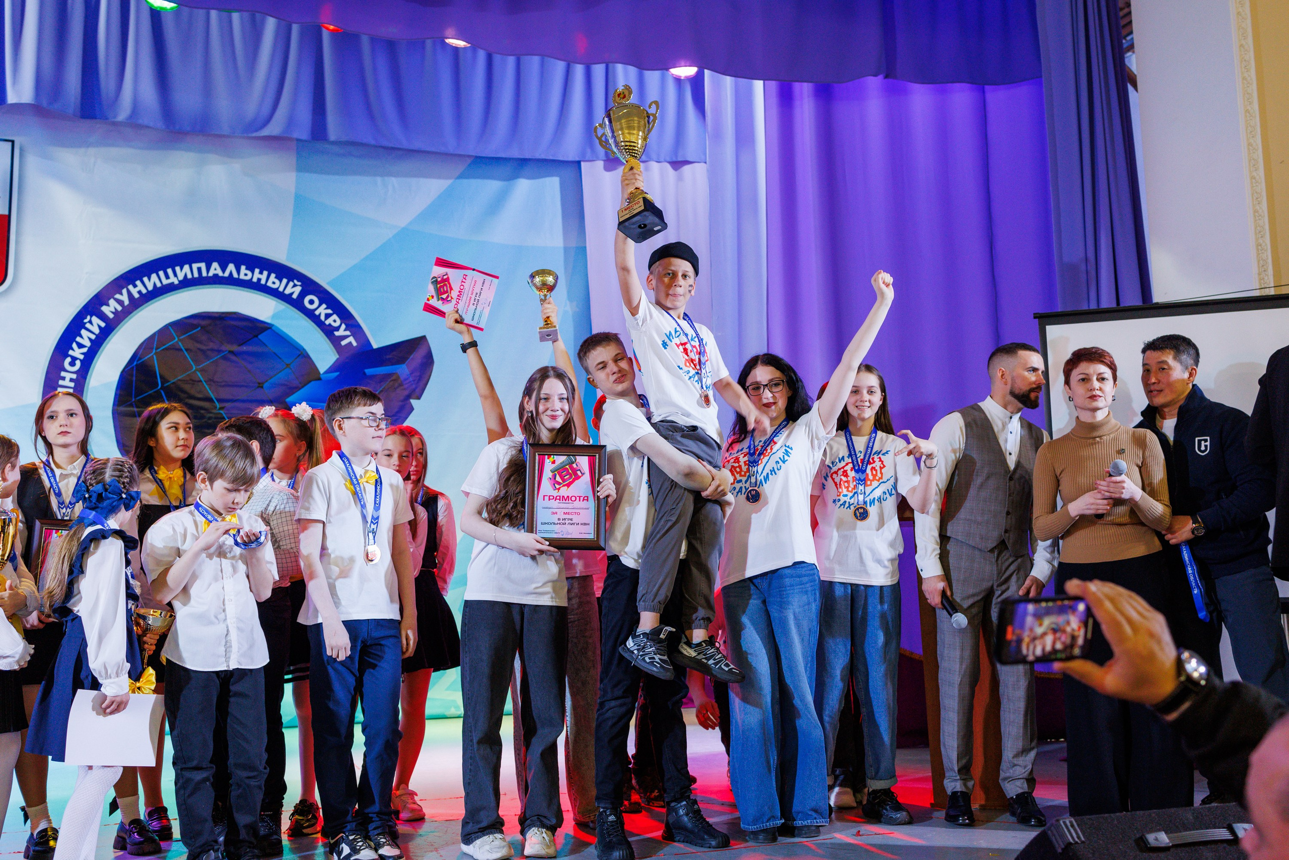 Школьный КВН в Томари. Свадебный, семейный и репортажный фотограф в Южно-Сахалинске Артур Петросян