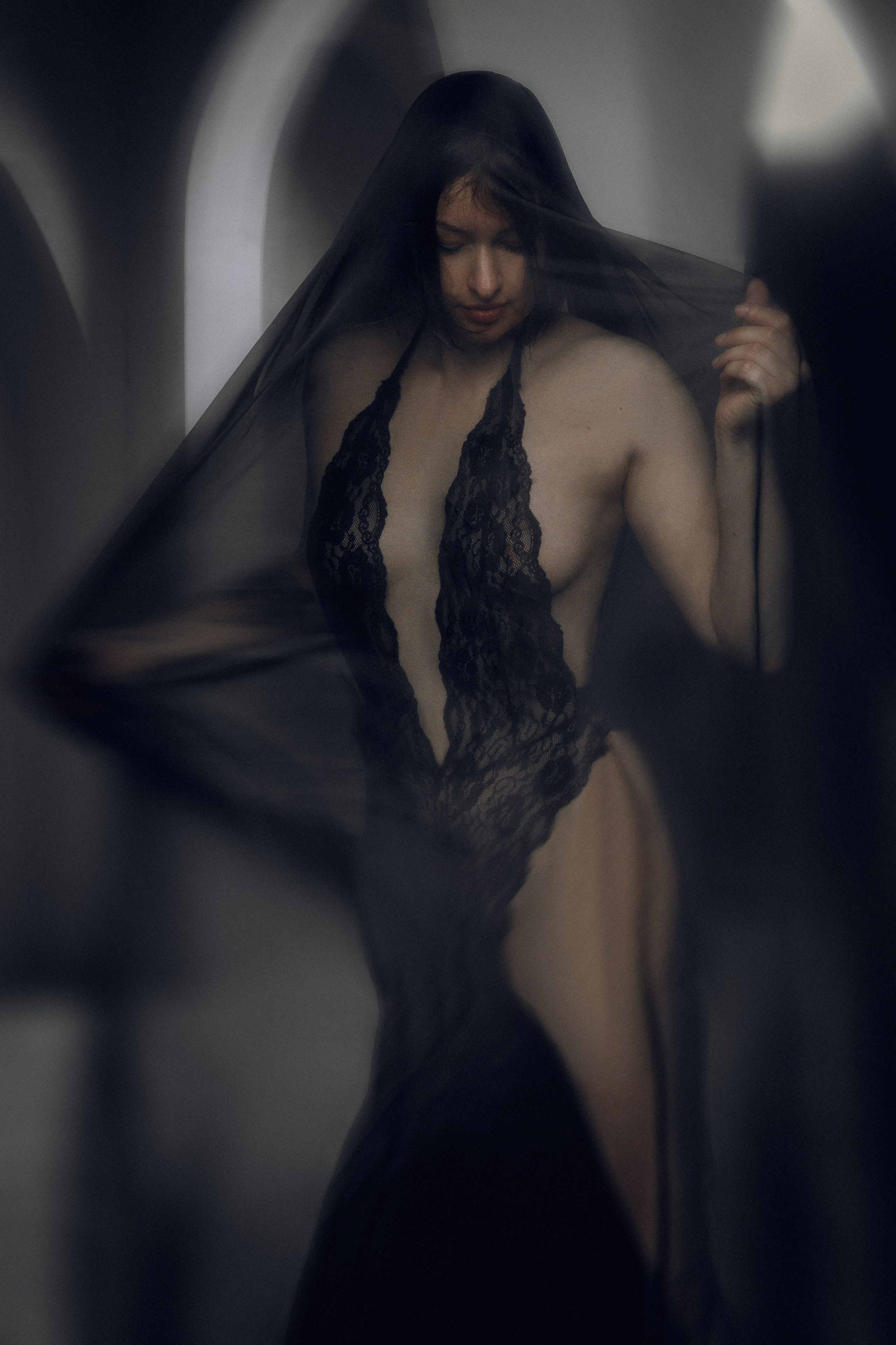 Съемка для девушки в студии с использованием длинных тканей создает эффект движения и динамики,