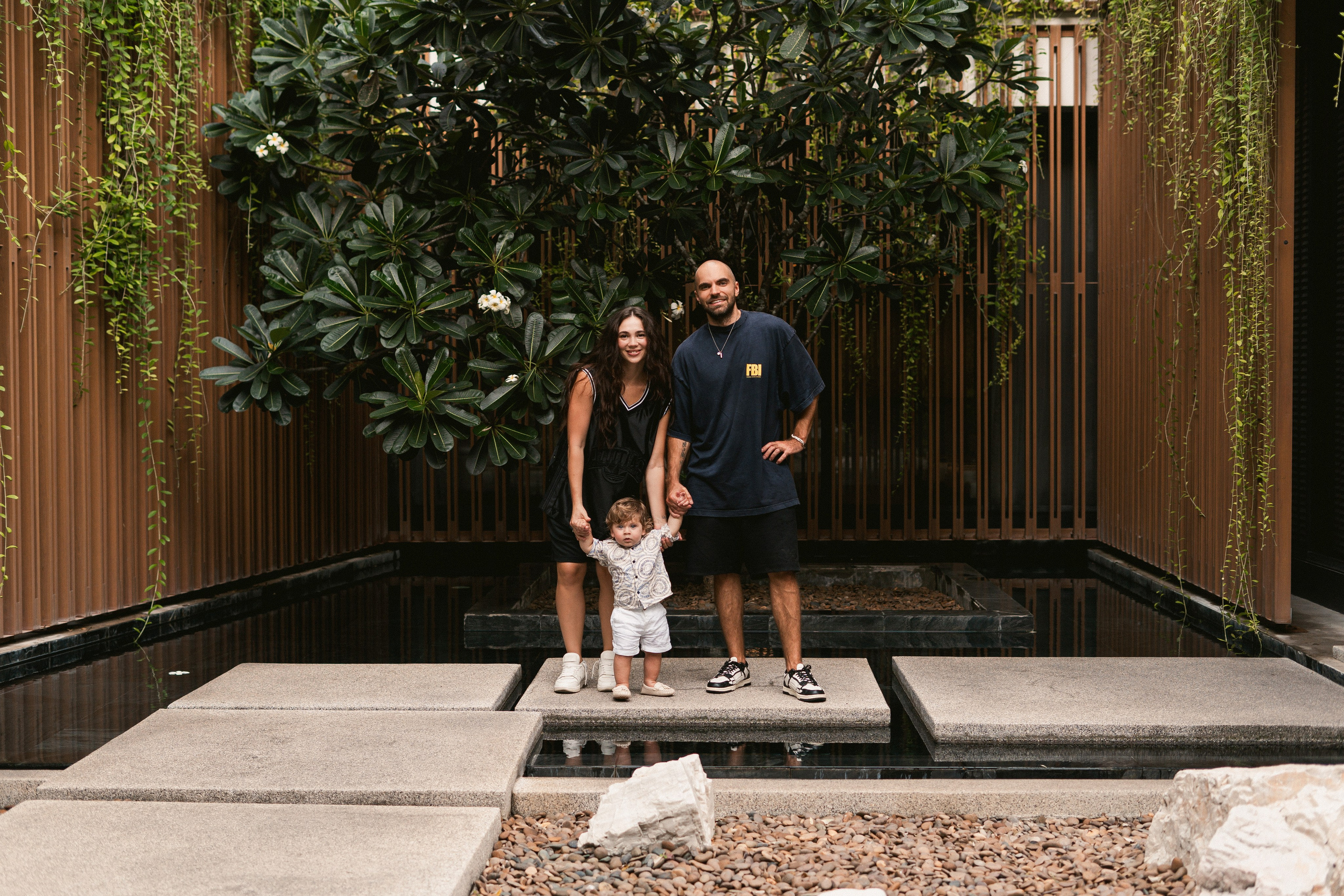 Семейная фотосъёмка на Пхукете – тепло, искренность и любовь вашей семьи на фотографиях. Ян Долматов — фотограф, видеограф и продюсер на Пхукете, Таиланд