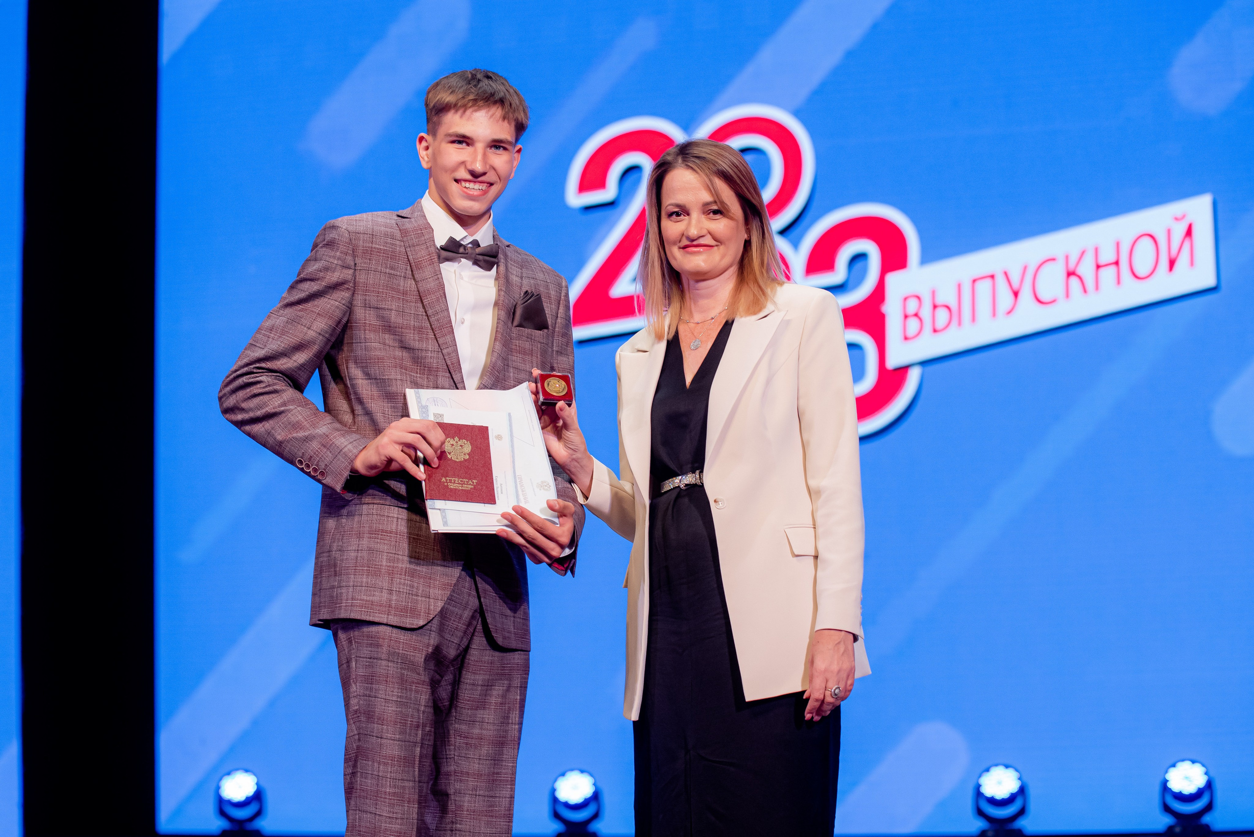 30 Школа. Вручение и Банкет. ДК Юбилейный и Банхоф. Фотограф в Волгограде и Волжском Александр Горбань