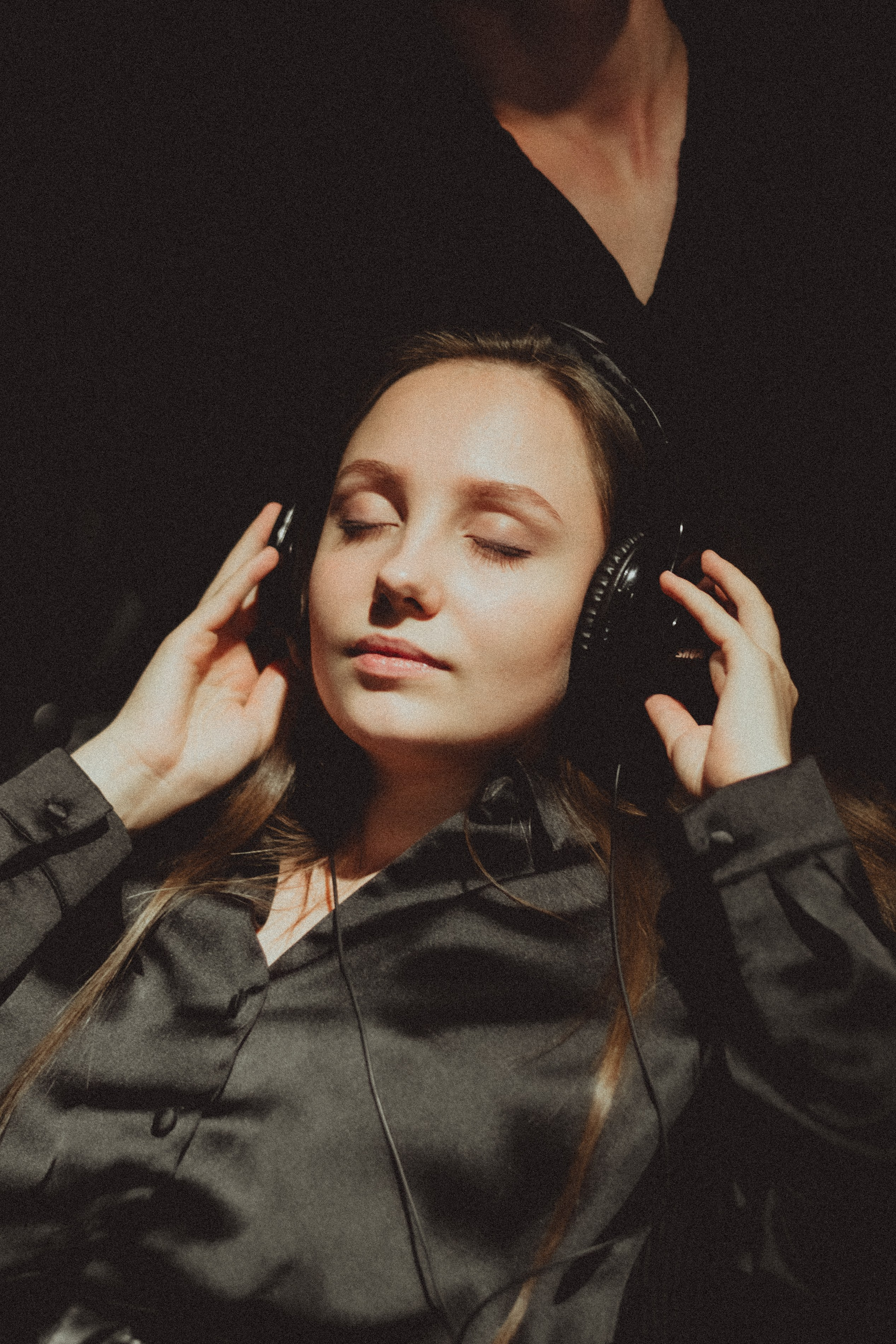 Парная ретро фотосессия в магазине с виниловыми пластинками