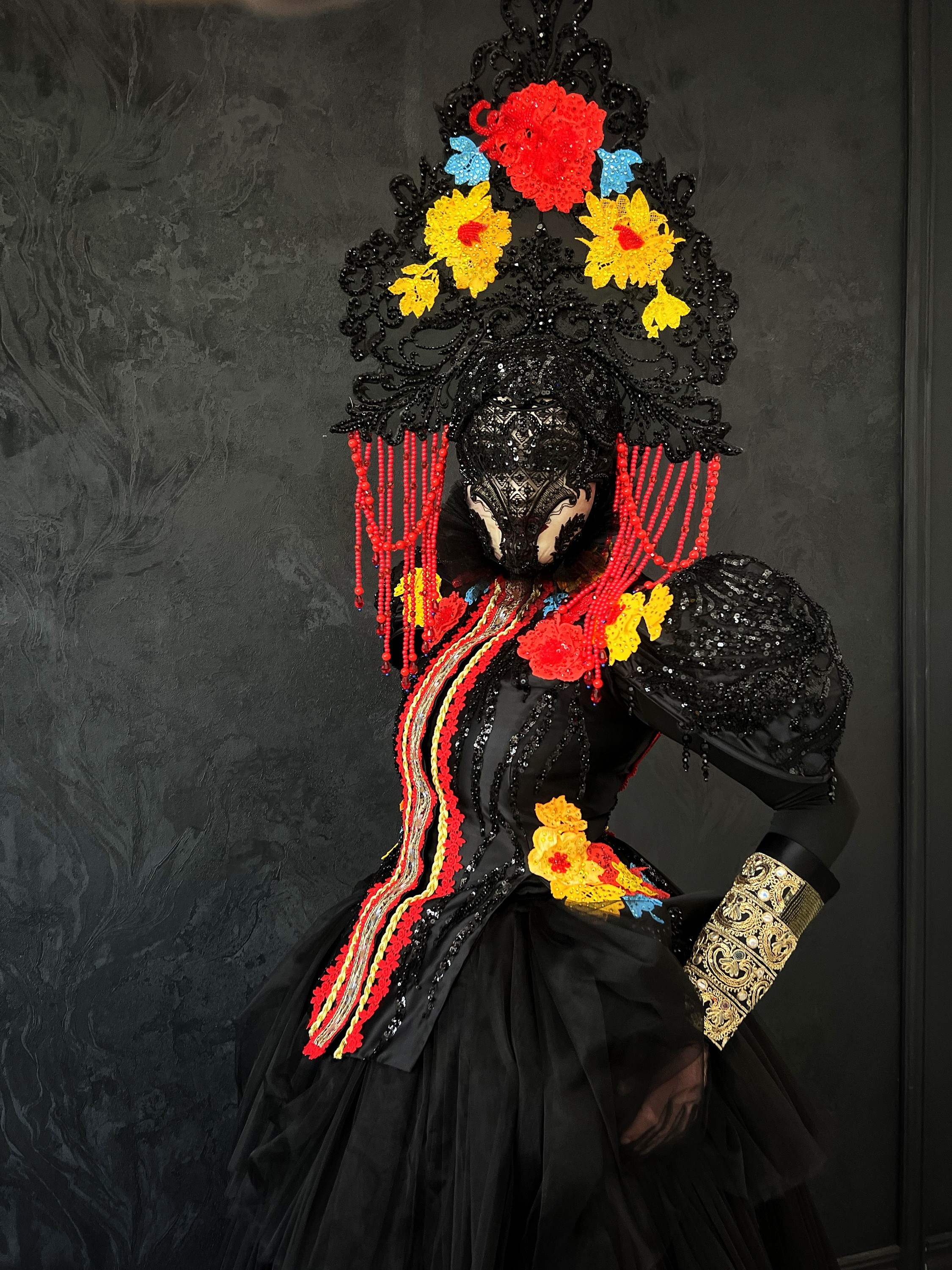 Артист в чёрном костюме в русском стиле. Мимы и Ходулисты на встречу гостей. Москва