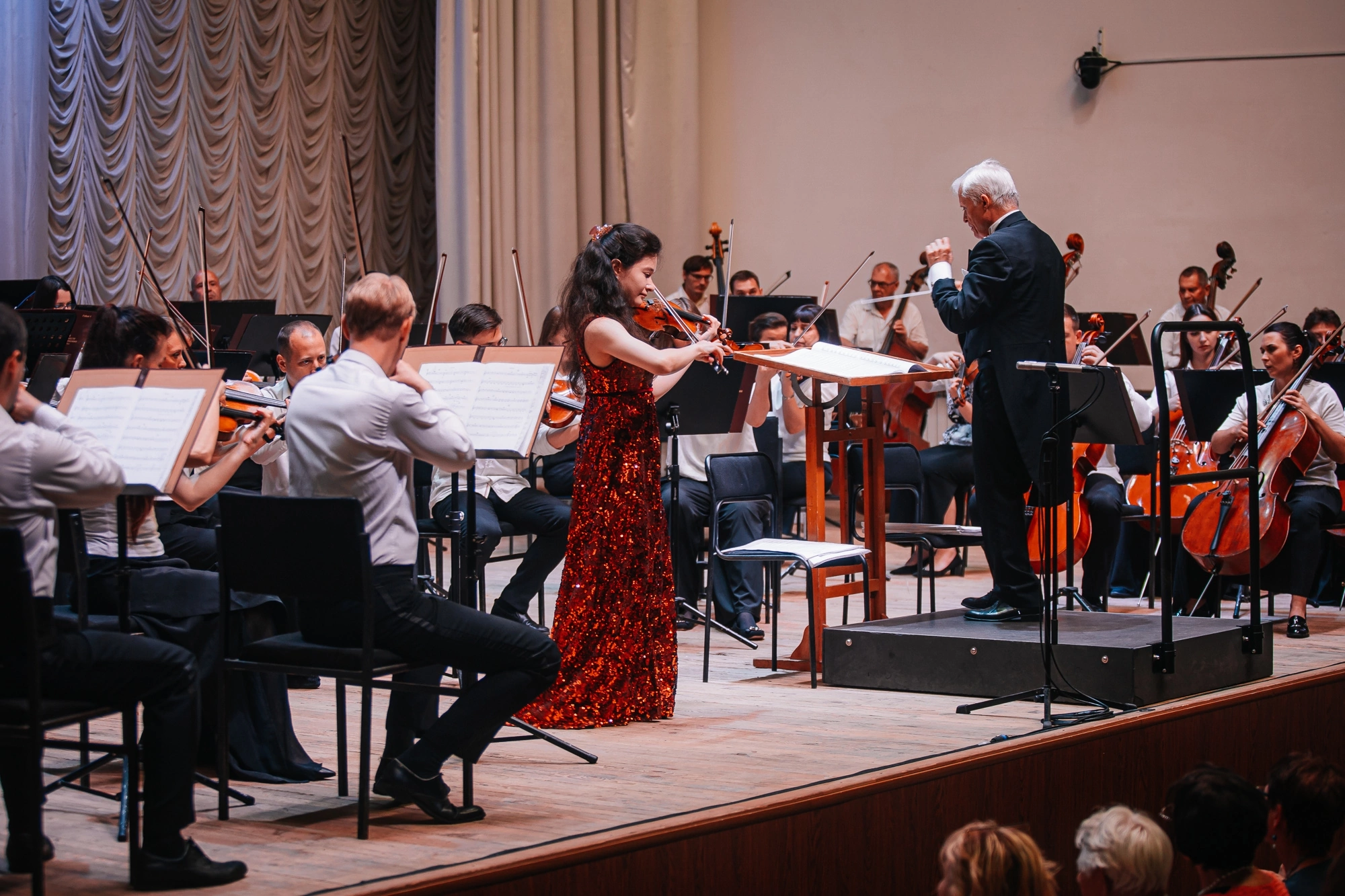 На сцене. Скрипачка Анна Савкина