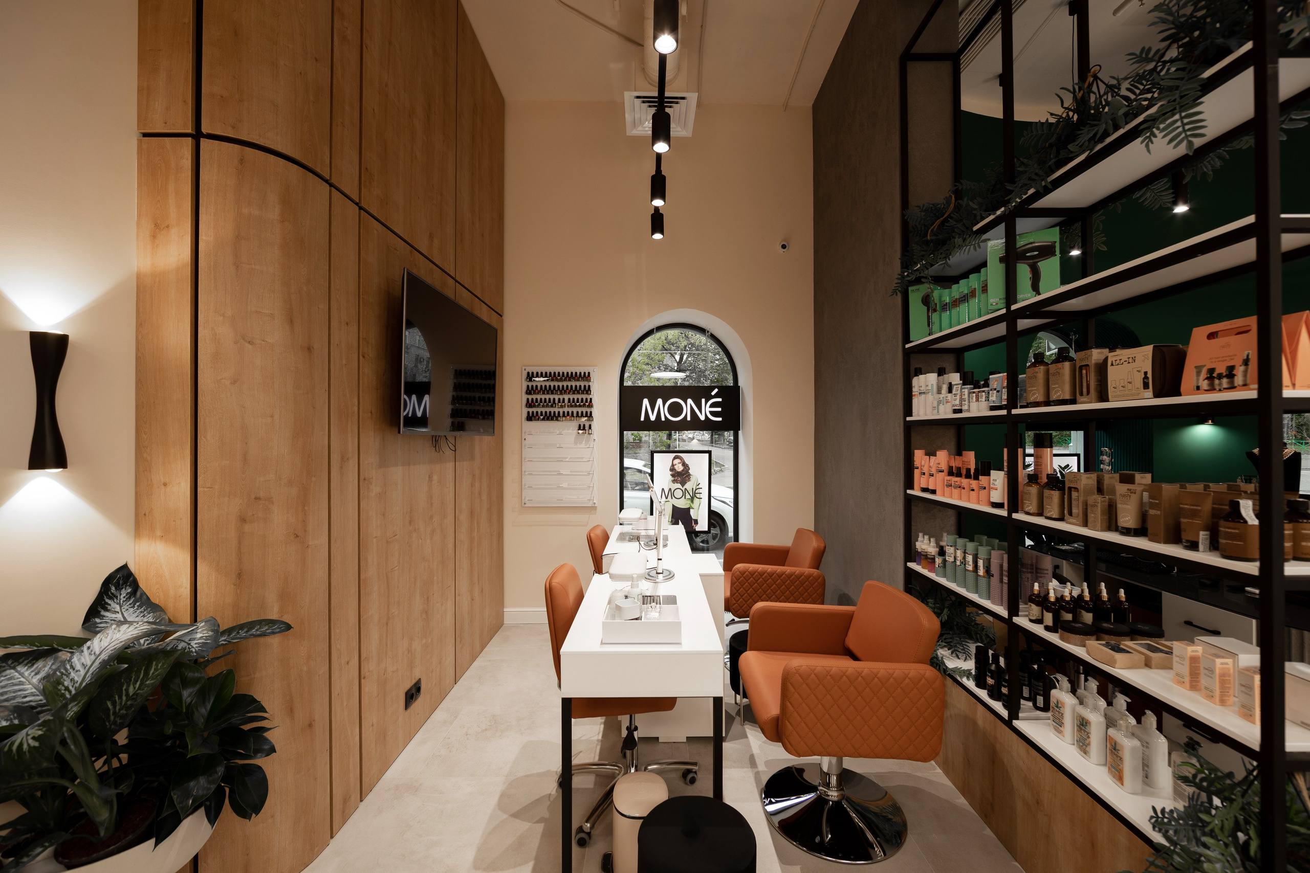 Работаю в пределах города Москва и Московской области. Помогаю продавцам недвижимости и риелторам получить качественные фотографии помещений для рекламы и продажи, а также помогаю кафе, ресторанам, магазинам и отелям показать свои пространства в лучшем виде в интернете, соцсетях и полиграфии.