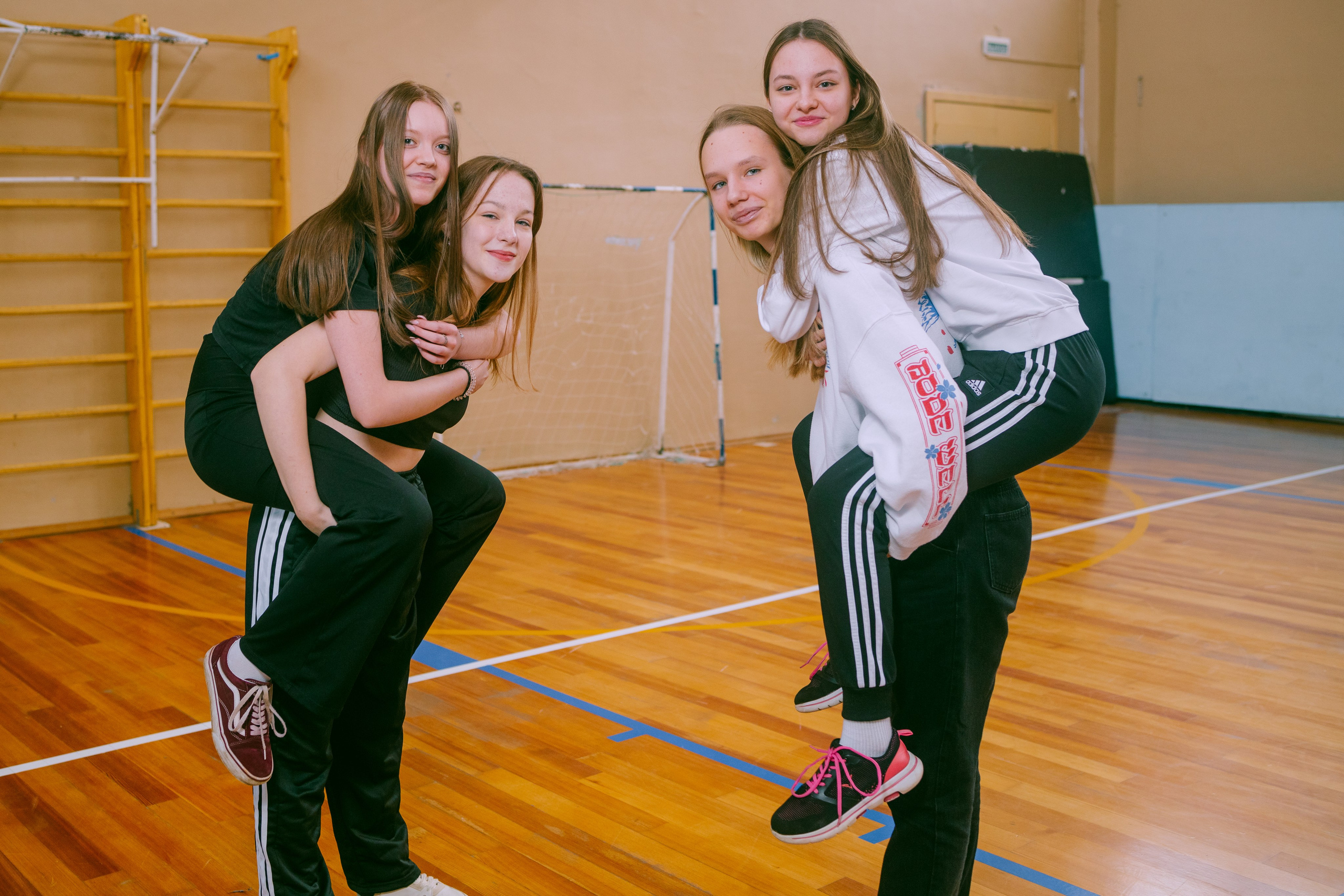 Групповая фотосессия 9 класса для альбома. Выпускные альбомы в Серпухове