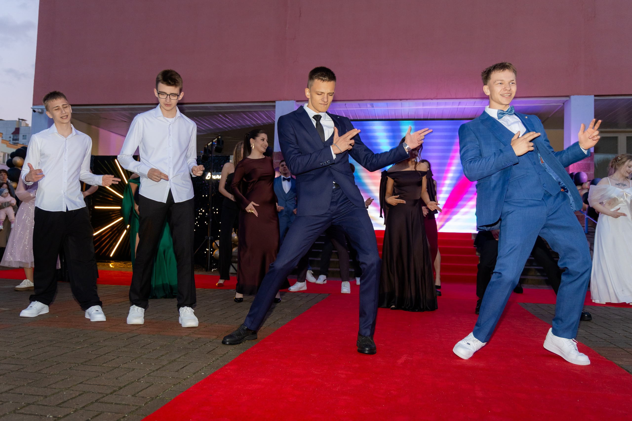 Школьный выпускной 2025 год в Минске, Беларуси. Свадебный фотограф в Минске/Беларуси Сергей Спиридонов