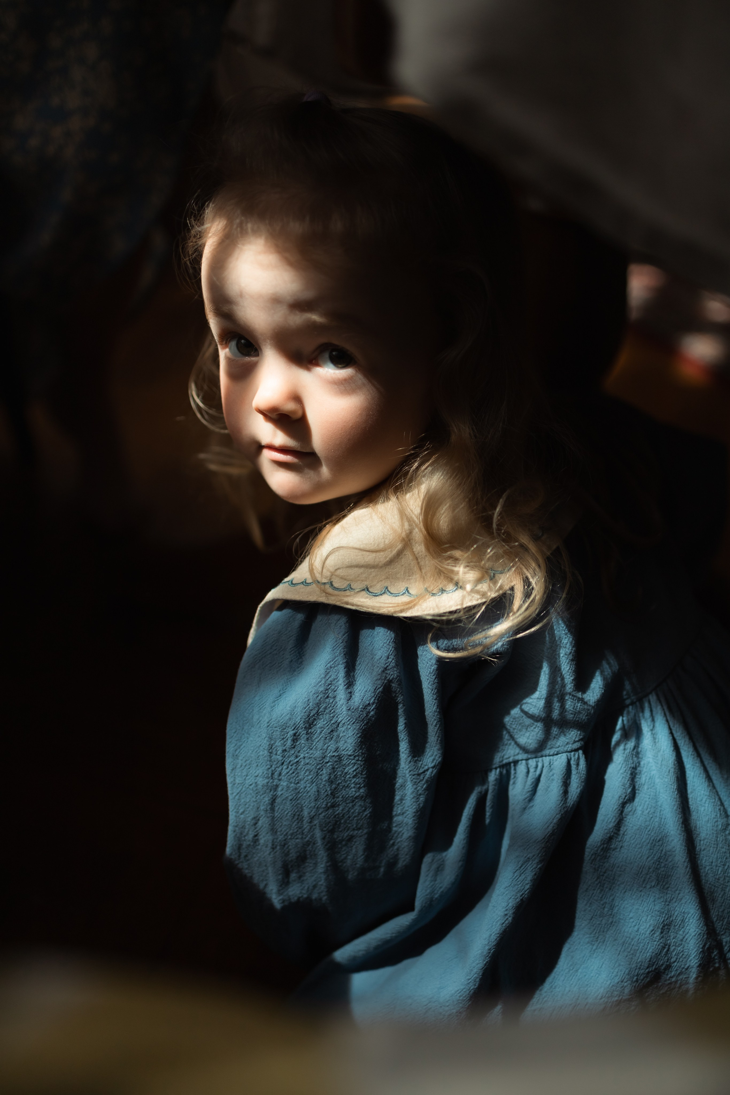 девочка в луче солнечного света