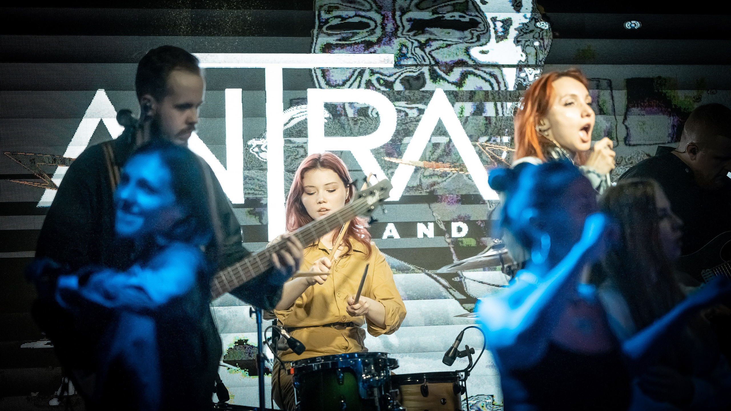 Репортажная фотография кавер группы в ночном клубе