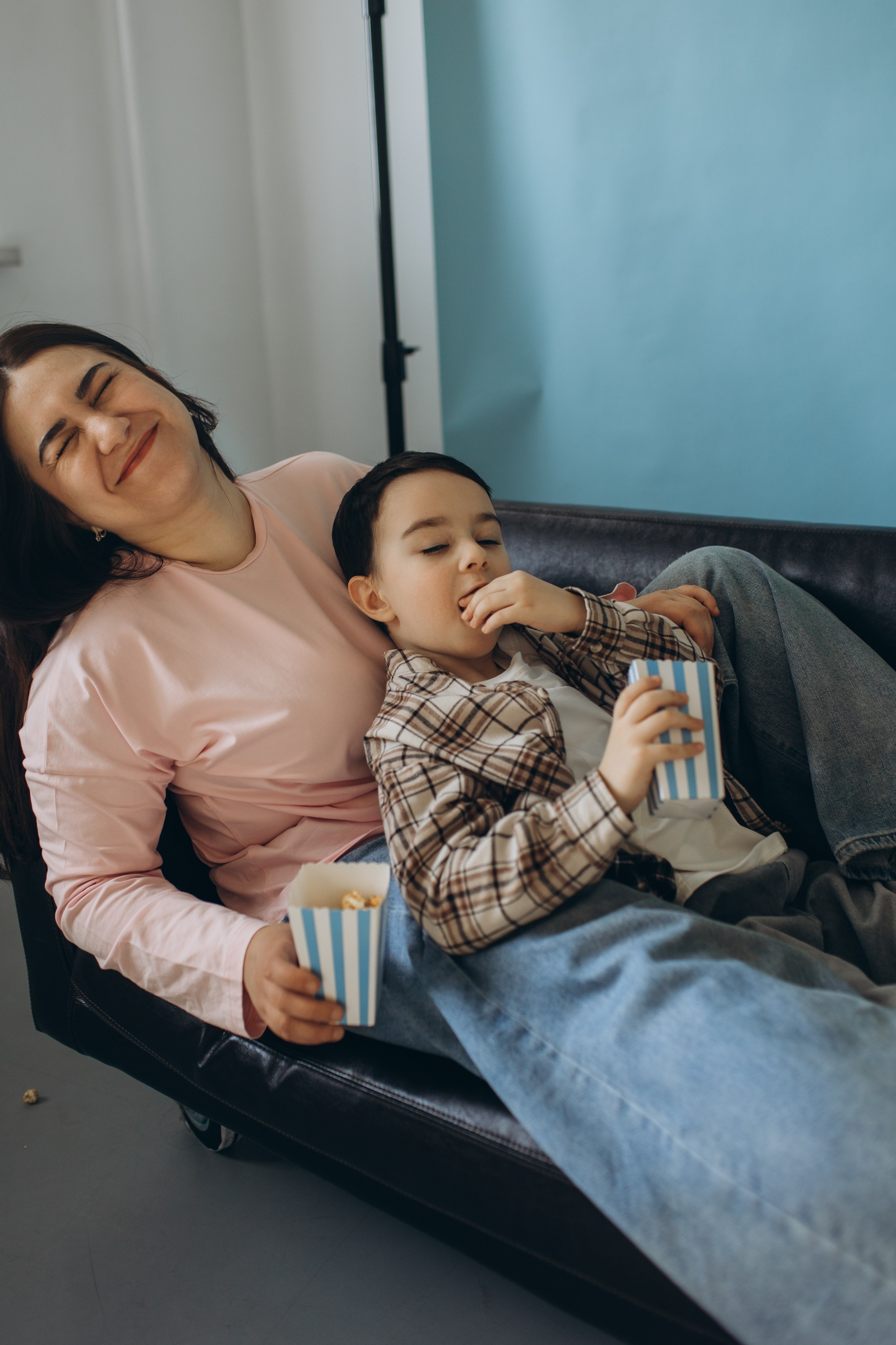 Фотосессия с попкорном фотосессия мама и сын. Фотограф Владимир Москва