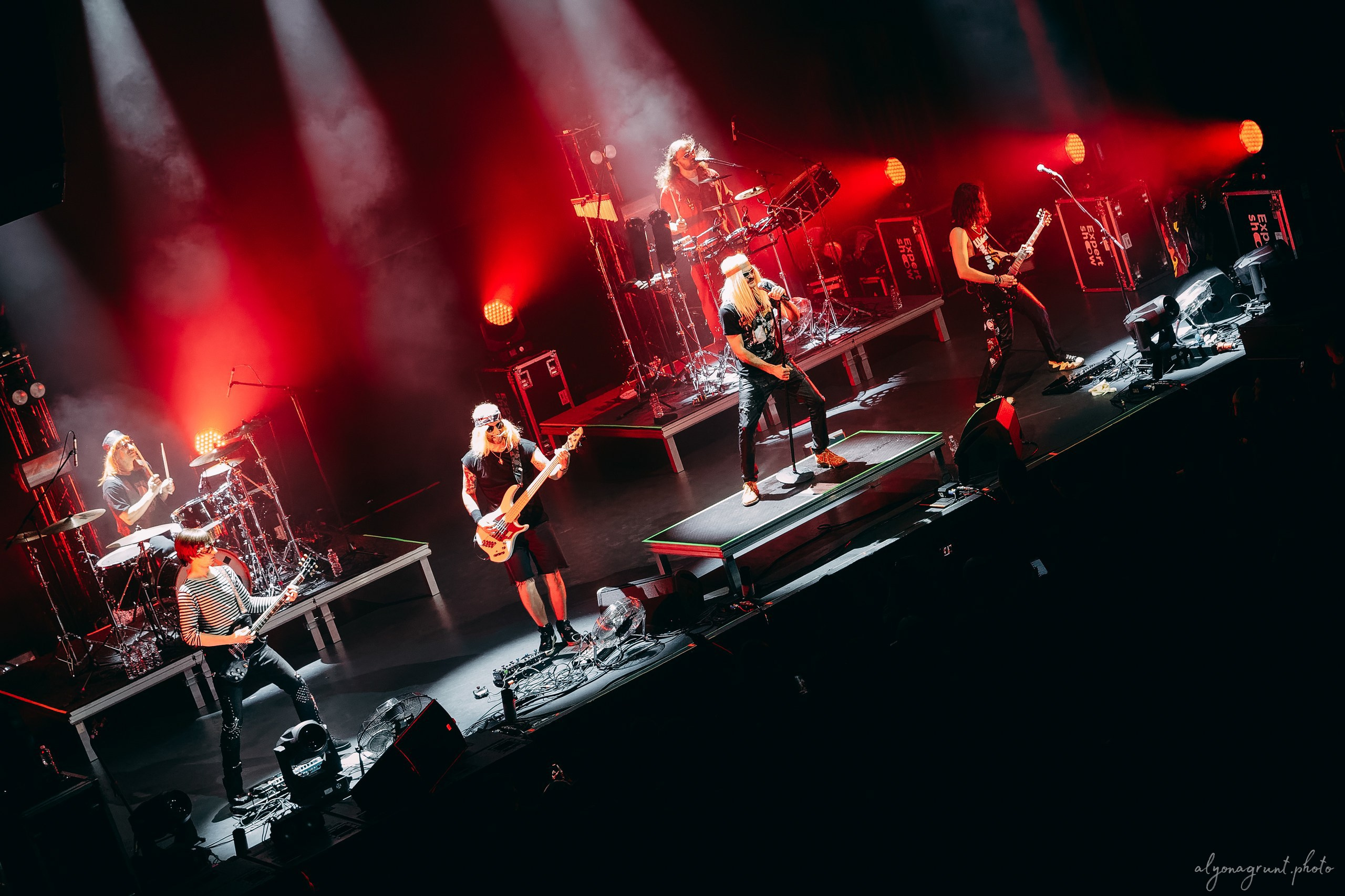 Багровый Фантомас, фоторепортаж, СПб, BASE, 14.12.2025. Алена Адрианова: фотограф в Санкт-Петербурге