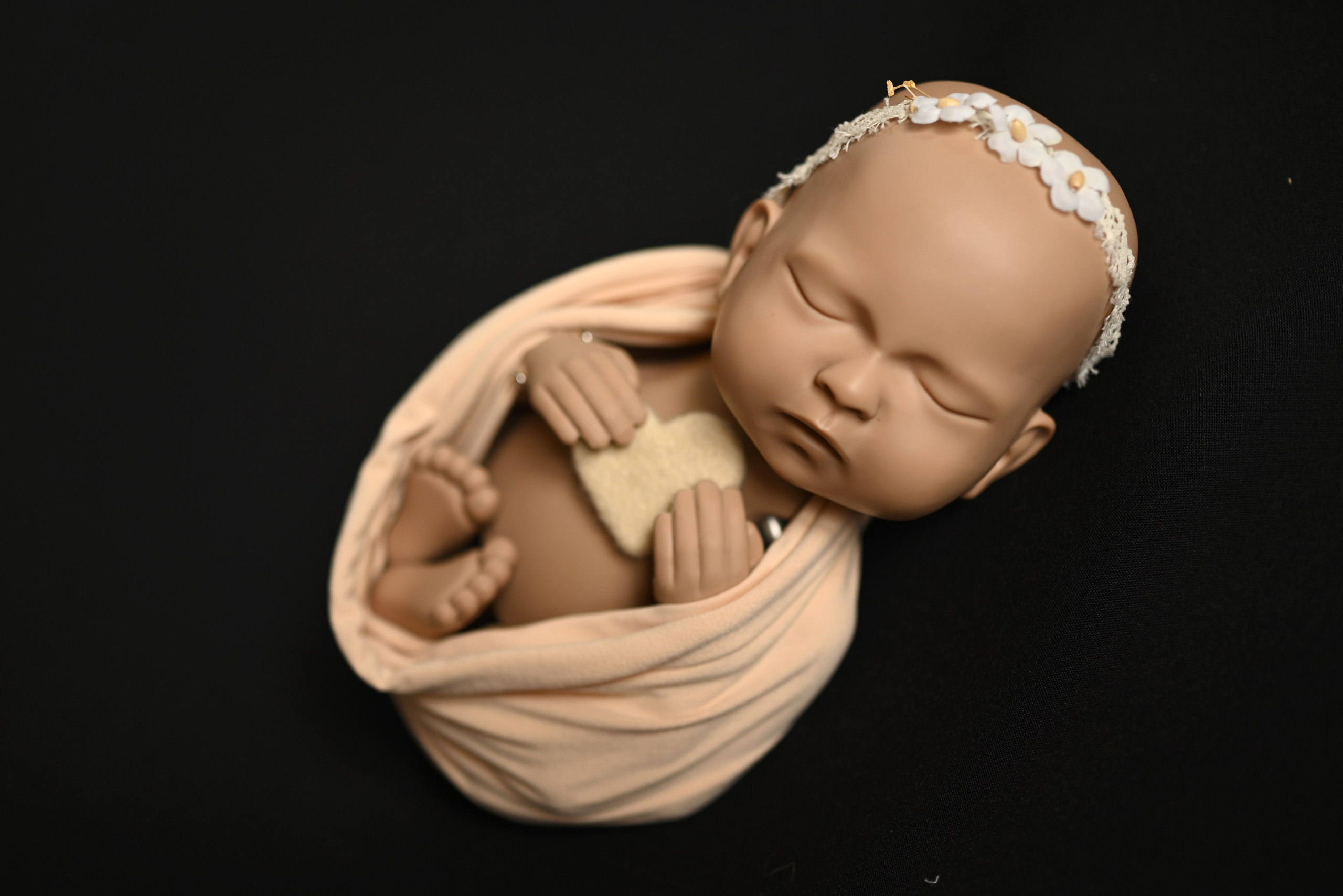 Образы на черном фоне. Newborn42.ru Фотограф новорожденных  г. Кемерово Агафонова Жанна