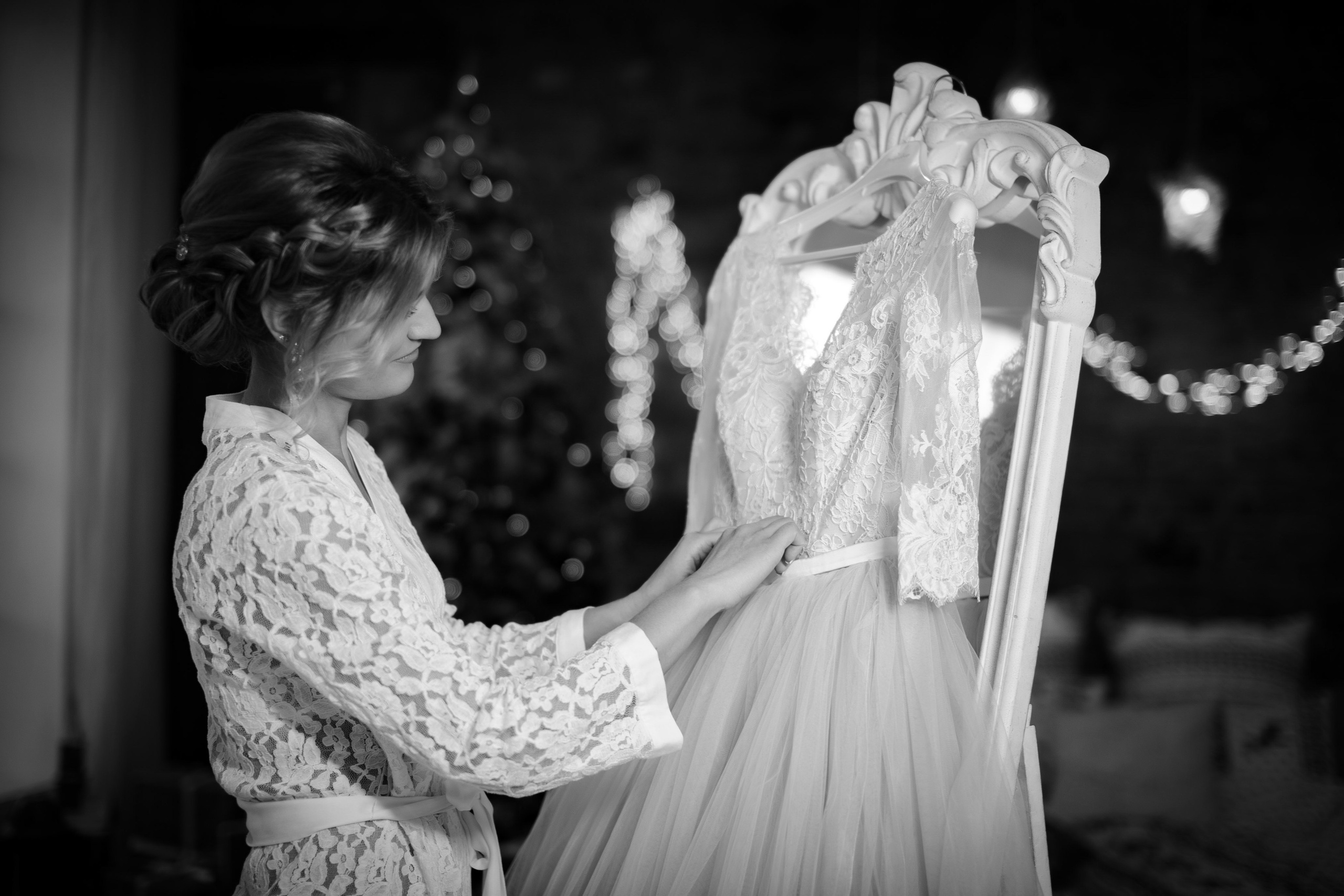 Черно-белая свадебная фотосъёмка сборов невесты в фотостудии в Санкт-Петербурге.