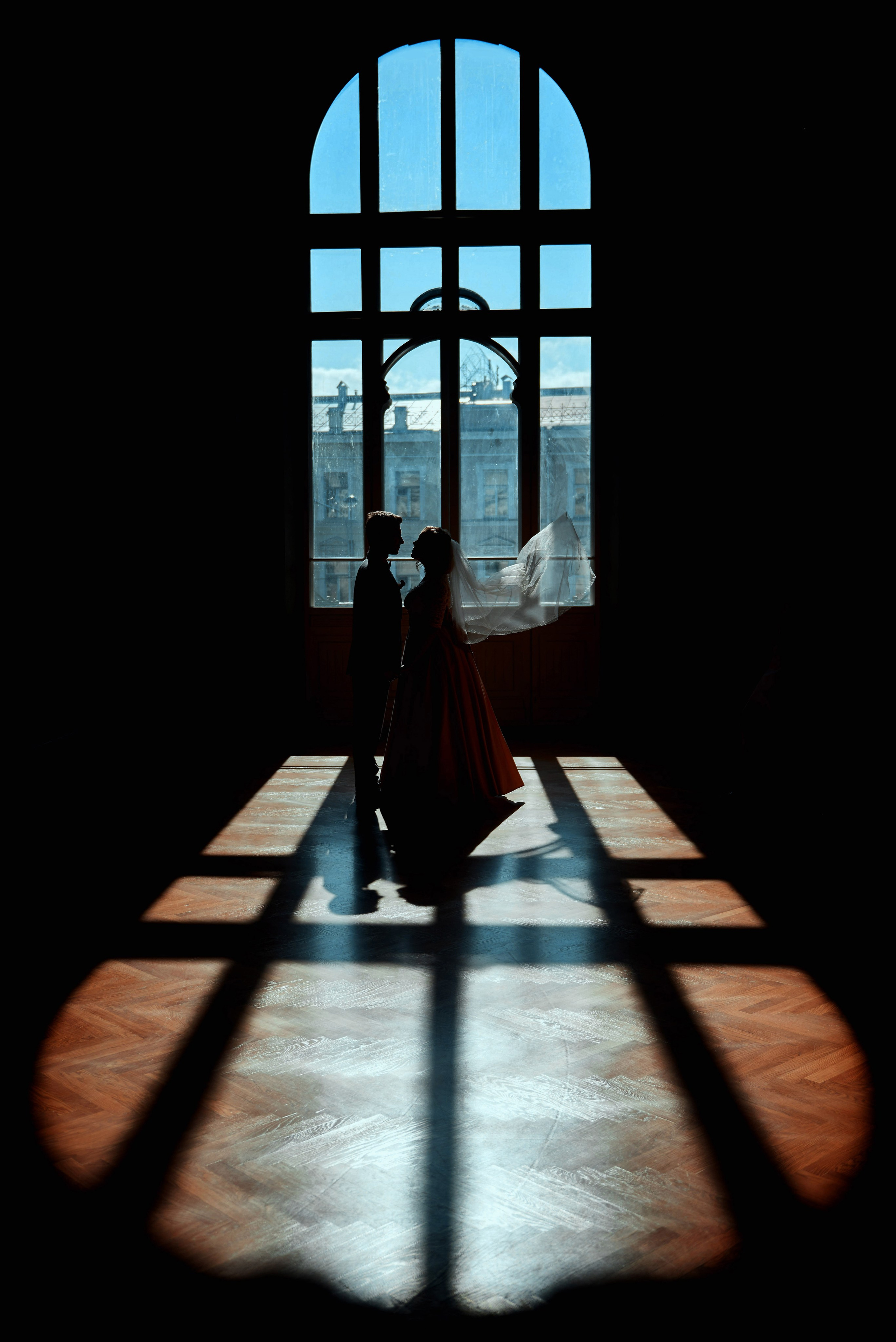 Контрастная свадебная фотография на Витебском вокзале