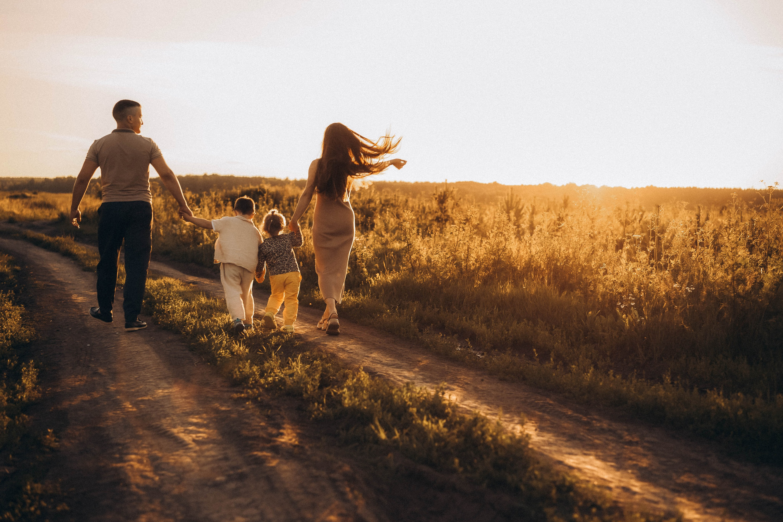 Семейная сьемка в поле на закате. Фотограф Екатеринбург Кокшарова Александра