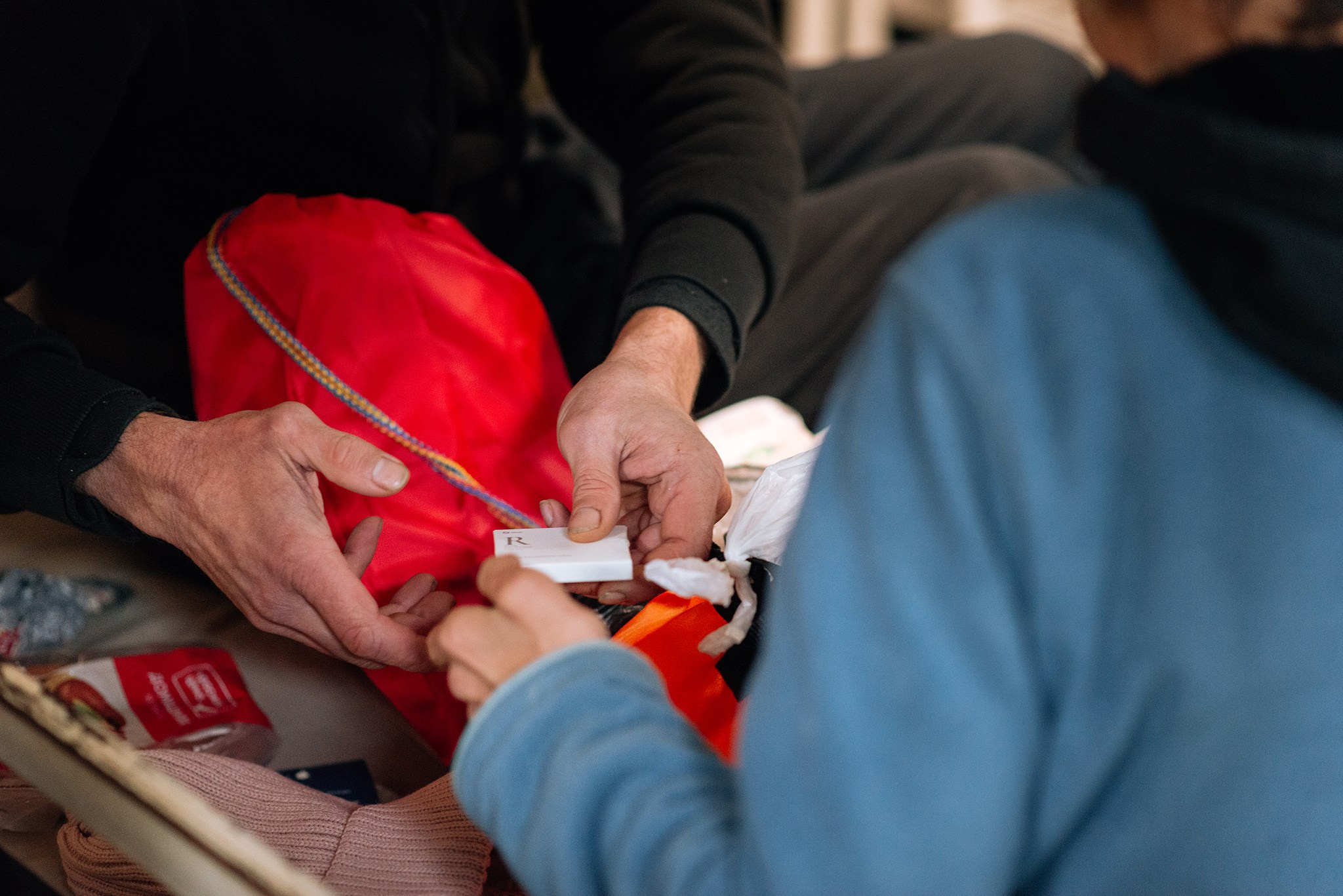 Выдача подарков в Пункте обогрева и Ночном приюте. Репортажный фотограф в Санкт-Петербурге Анастасия Клёпова