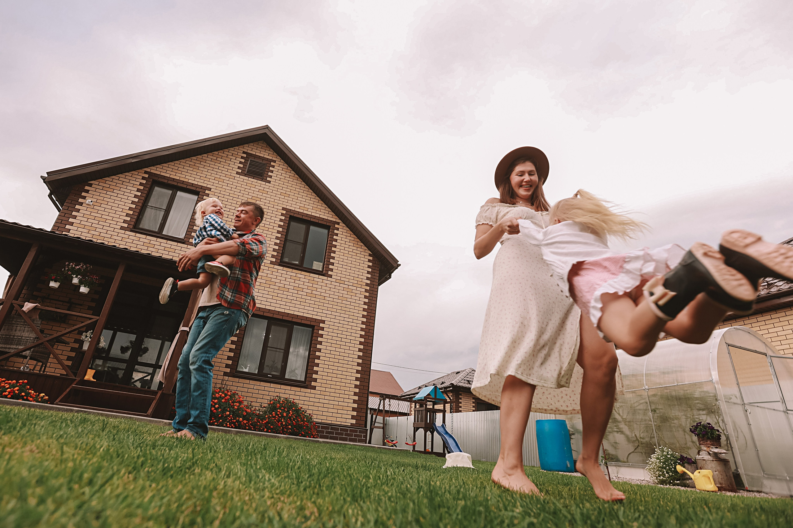 У дома. Семейный фотограф Тюмень, фотограф на роды Салмина Мария