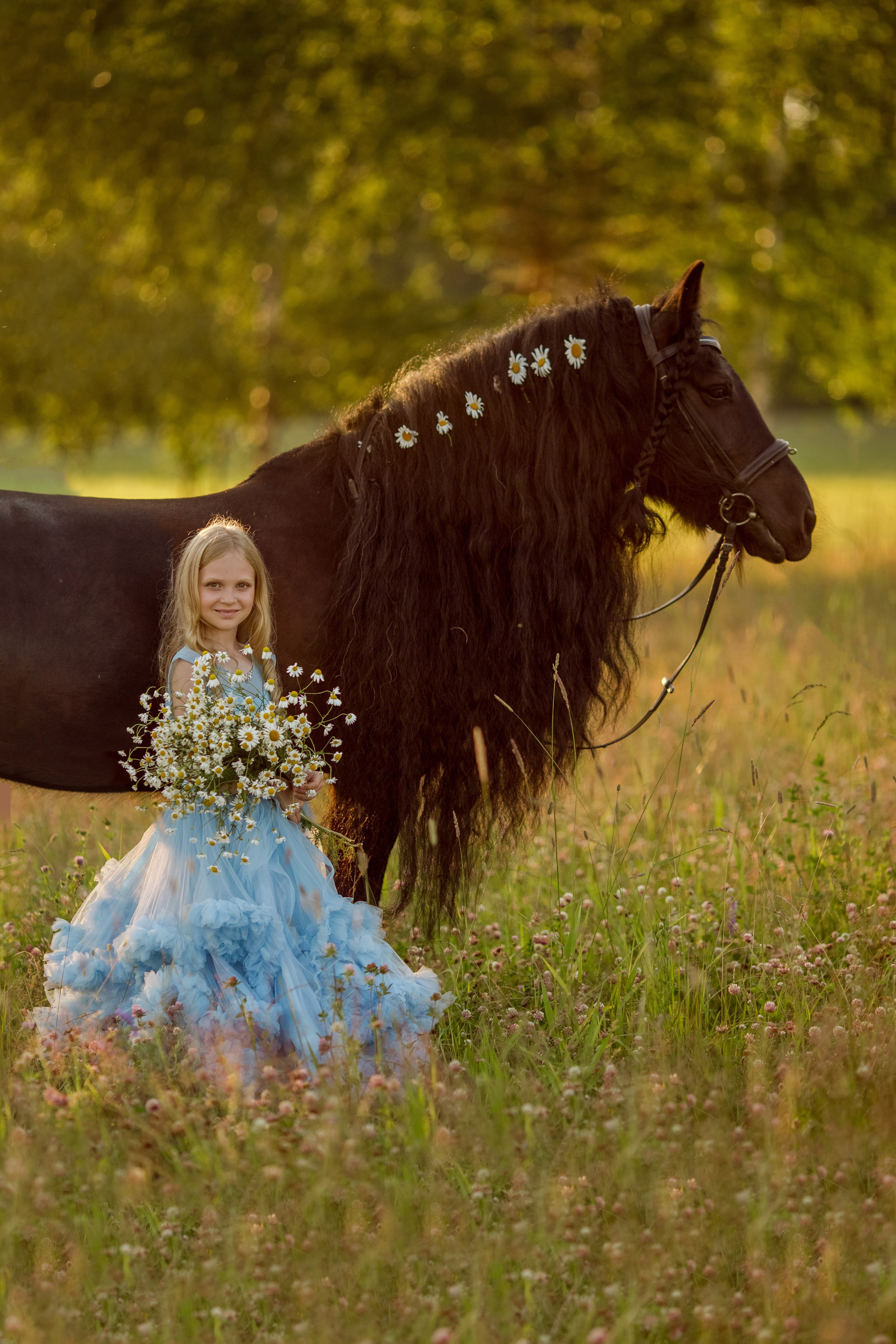Детская фотосессия с пони и цветами