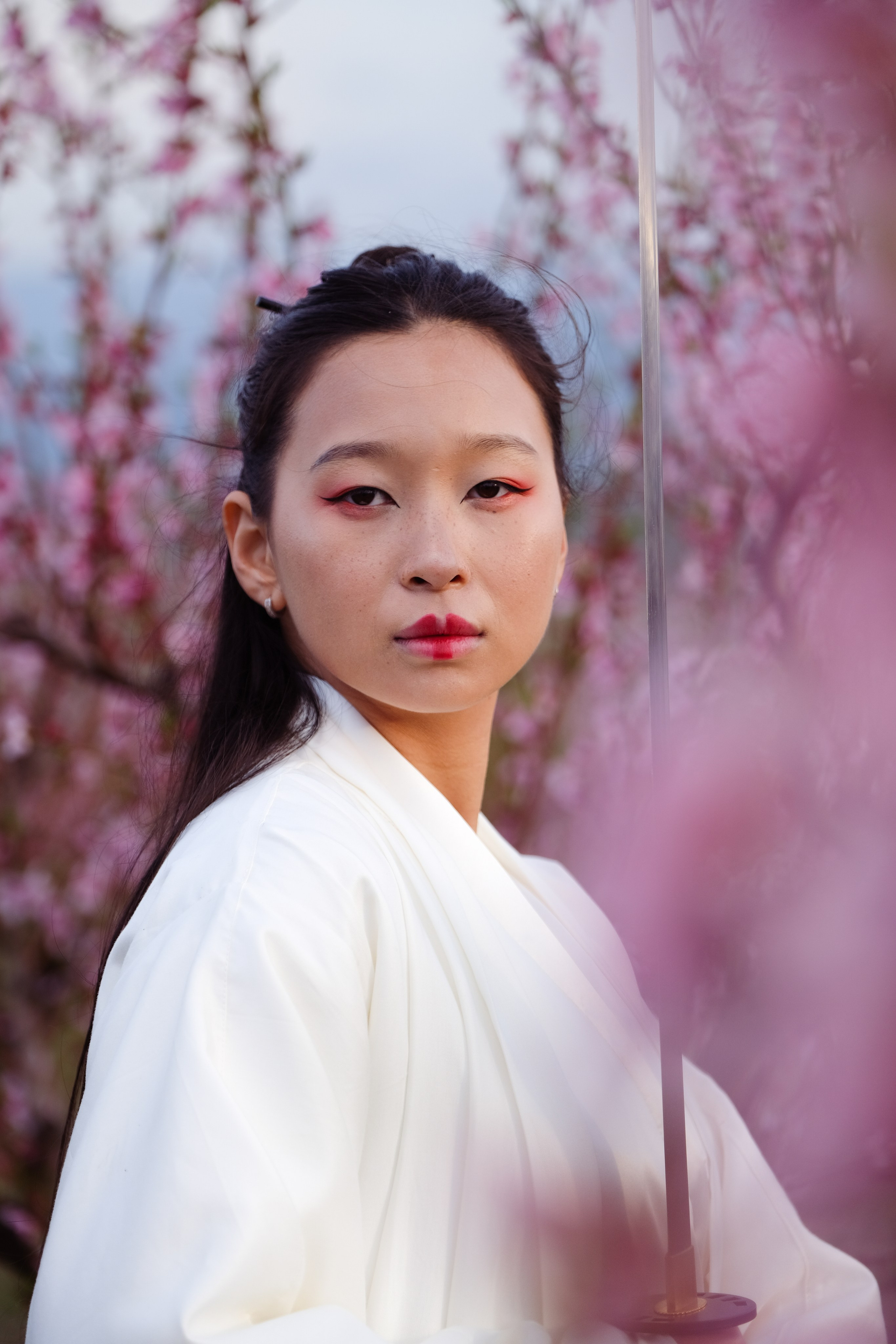 Фото в цветущих персиковых садах. Профессиональная фотосъемка в Крыму. Натуральные эмоции и живые кадры. Забронируйте дату прямо сейчас!