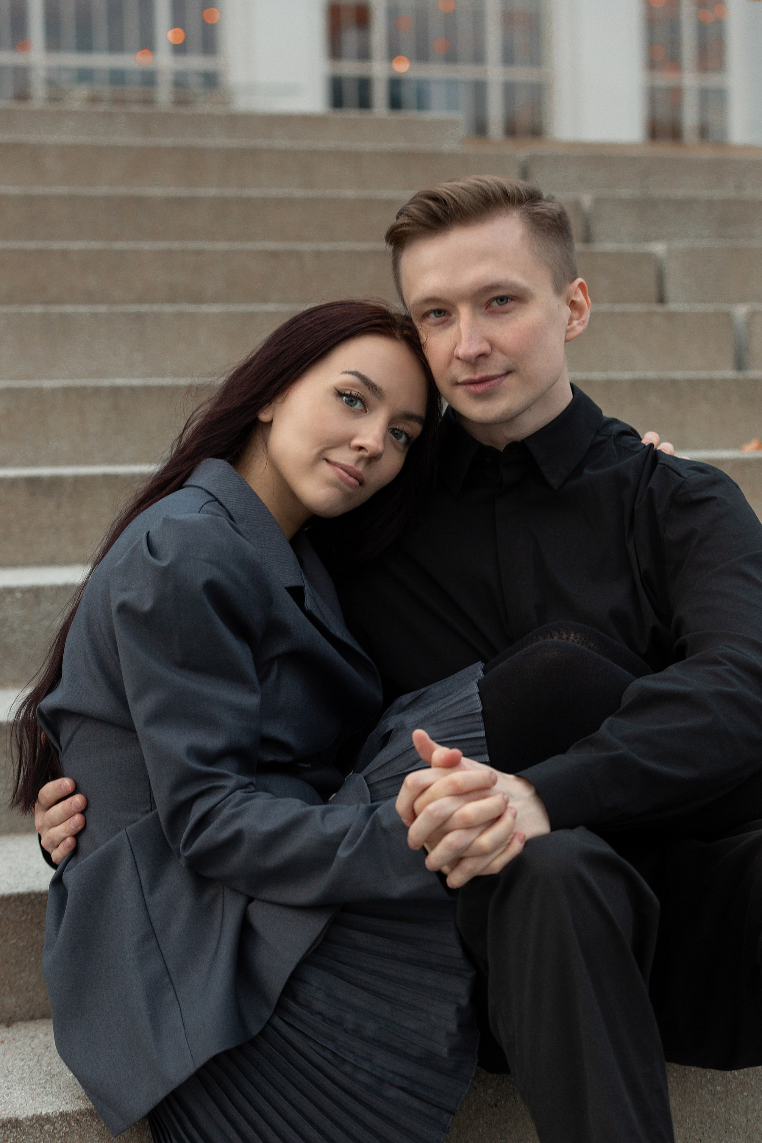 Портреты влюблённых вечером — уютная съёмка в городе.