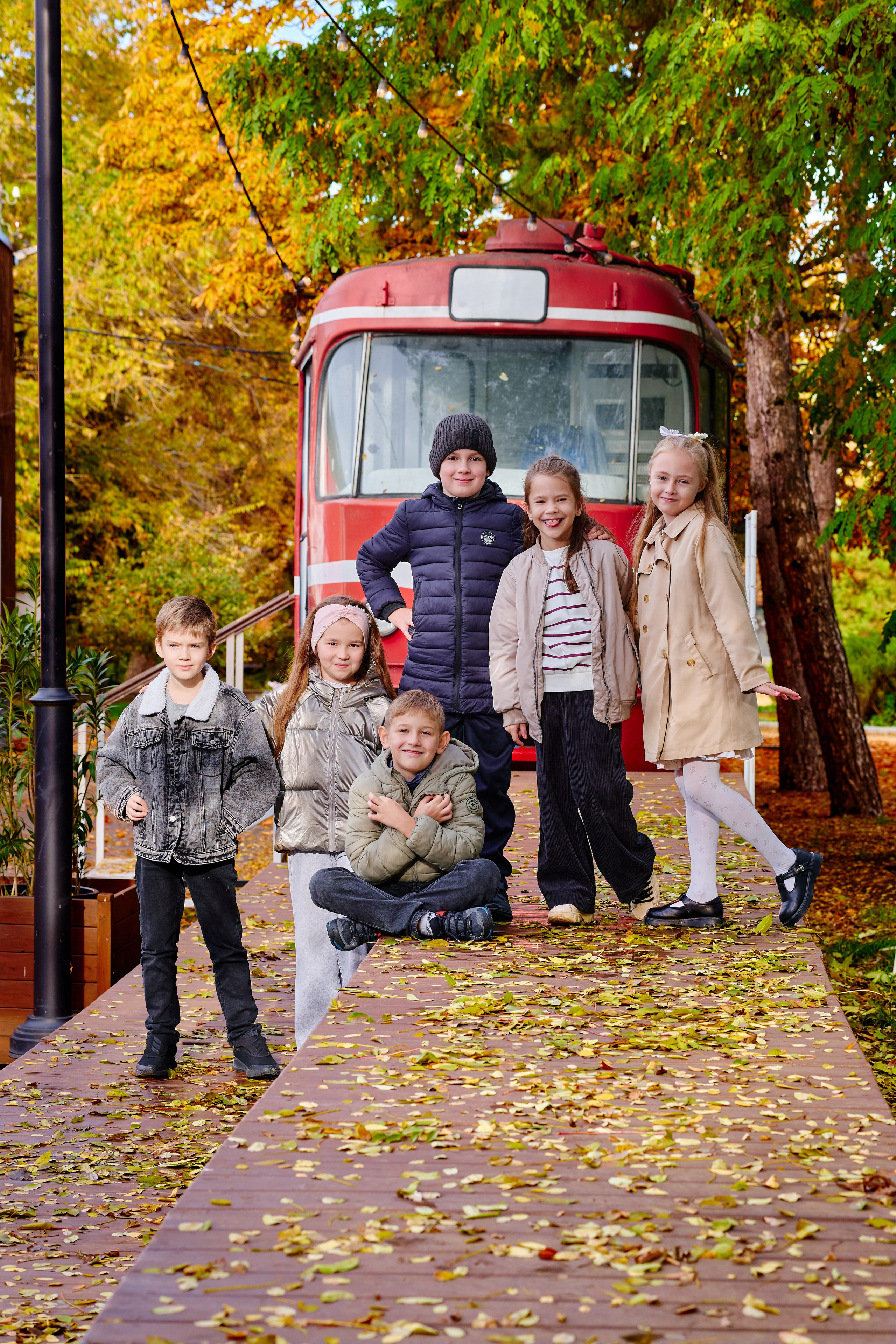 Прогулка в парке классом. Фотограф Выпускные альбомы Таганрог Сергей Коробченко