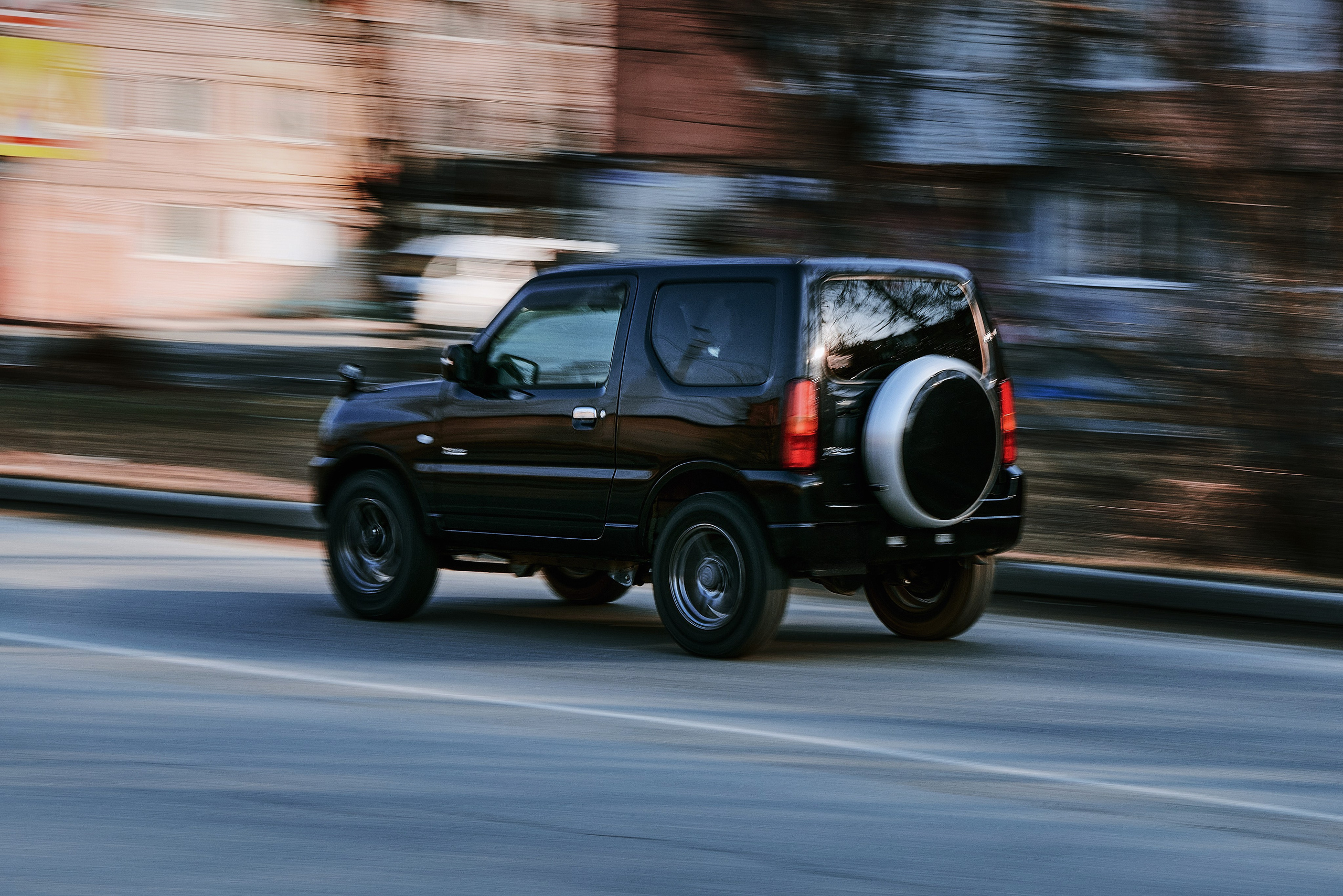 Уличная фотография машины в движении, снятая с проводкой